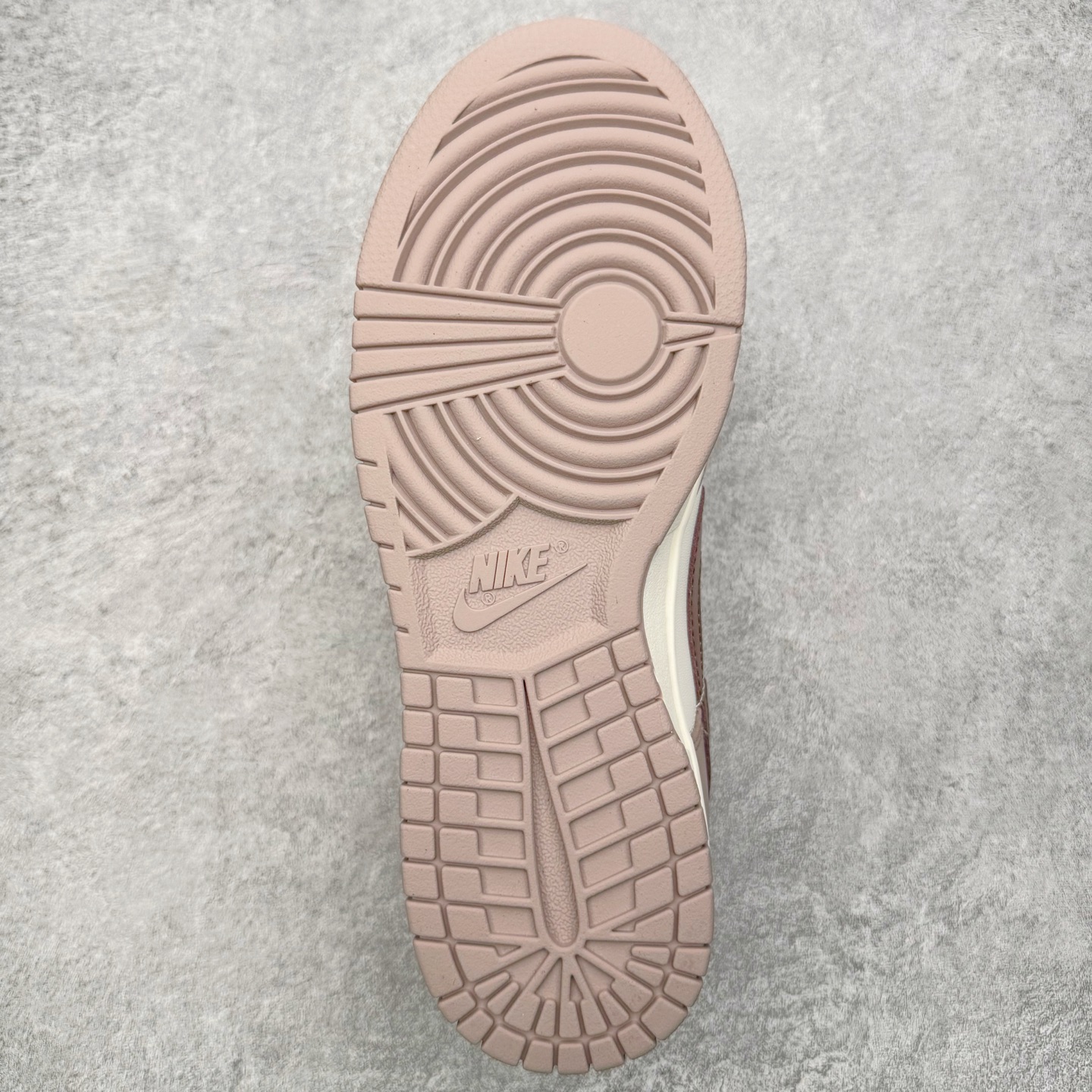 图片[9]-＃YC纯原 NK Dunk Low 粉棕 DD1503-125 实力大厂出品 新配色陆续开发 利润个位数只为口碑 全套原纸板楦头开发 确保原汁原味 完美呈现DUNK版型 一比一鞋头弧度高度鞋身弧度 此版本只针对中端市场 皮料材质有所更替 其他数据细节工艺流程均保持一致 绝不口嗨 细节品控鞋型随意对比 独家私模官方第六代原厂航空铝磨具打磨大底 鞋头坡度极致还原 无解鞋型 原盒原配 圈内天花板工艺 原厂玻璃冲刀 超高清洁度 全鞋零毛边皮料切割 原厂中底布点胶 中底布拉帮走线遵循公司 尺码：36 36.5 37.5 38 38.5 39 40 40.5 41 42 42.5 43 44 44.5 45 46-选品中心