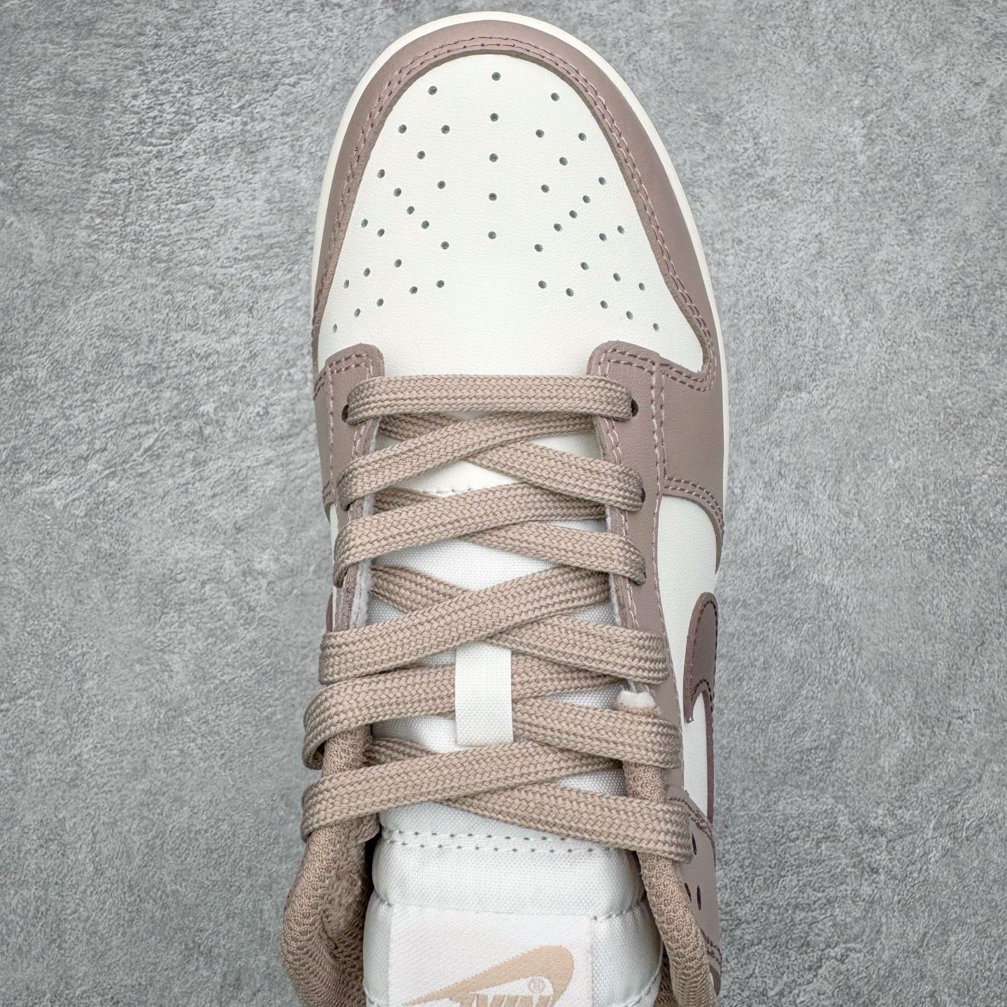 图片[4]-＃YC纯原 NK Dunk Low 粉棕 DD1503-125 实力大厂出品 新配色陆续开发 利润个位数只为口碑 全套原纸板楦头开发 确保原汁原味 完美呈现DUNK版型 一比一鞋头弧度高度鞋身弧度 此版本只针对中端市场 皮料材质有所更替 其他数据细节工艺流程均保持一致 绝不口嗨 细节品控鞋型随意对比 独家私模官方第六代原厂航空铝磨具打磨大底 鞋头坡度极致还原 无解鞋型 原盒原配 圈内天花板工艺 原厂玻璃冲刀 超高清洁度 全鞋零毛边皮料切割 原厂中底布点胶 中底布拉帮走线遵循公司 尺码：36 36.5 37.5 38 38.5 39 40 40.5 41 42 42.5 43 44 44.5 45 46-选品中心