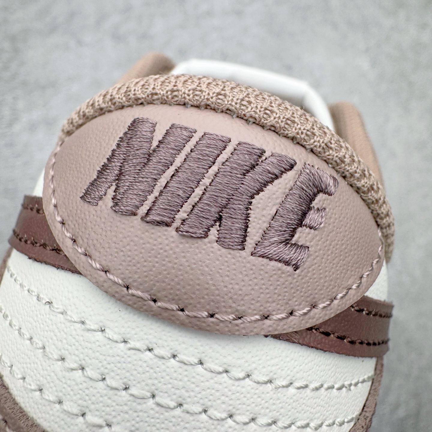 图片[15]-＃YC纯原 NK Dunk Low 粉棕 DD1503-125 实力大厂出品 新配色陆续开发 利润个位数只为口碑 全套原纸板楦头开发 确保原汁原味 完美呈现DUNK版型 一比一鞋头弧度高度鞋身弧度 此版本只针对中端市场 皮料材质有所更替 其他数据细节工艺流程均保持一致 绝不口嗨 细节品控鞋型随意对比 独家私模官方第六代原厂航空铝磨具打磨大底 鞋头坡度极致还原 无解鞋型 原盒原配 圈内天花板工艺 原厂玻璃冲刀 超高清洁度 全鞋零毛边皮料切割 原厂中底布点胶 中底布拉帮走线遵循公司 尺码：36 36.5 37.5 38 38.5 39 40 40.5 41 42 42.5 43 44 44.5 45 46-选品中心