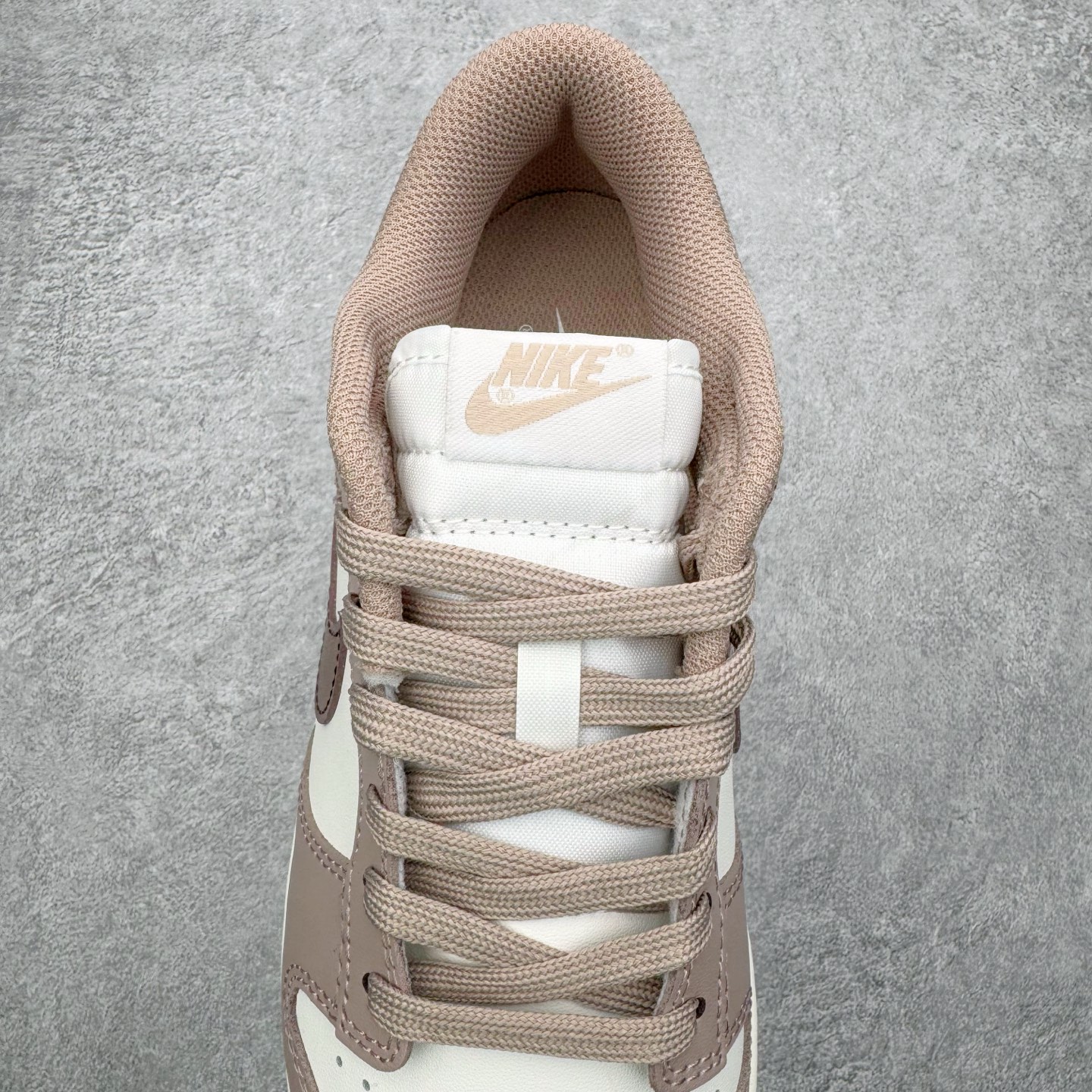 图片[5]-＃YC纯原 NK Dunk Low 粉棕 DD1503-125 实力大厂出品 新配色陆续开发 利润个位数只为口碑 全套原纸板楦头开发 确保原汁原味 完美呈现DUNK版型 一比一鞋头弧度高度鞋身弧度 此版本只针对中端市场 皮料材质有所更替 其他数据细节工艺流程均保持一致 绝不口嗨 细节品控鞋型随意对比 独家私模官方第六代原厂航空铝磨具打磨大底 鞋头坡度极致还原 无解鞋型 原盒原配 圈内天花板工艺 原厂玻璃冲刀 超高清洁度 全鞋零毛边皮料切割 原厂中底布点胶 中底布拉帮走线遵循公司 尺码：36 36.5 37.5 38 38.5 39 40 40.5 41 42 42.5 43 44 44.5 45 46-选品中心