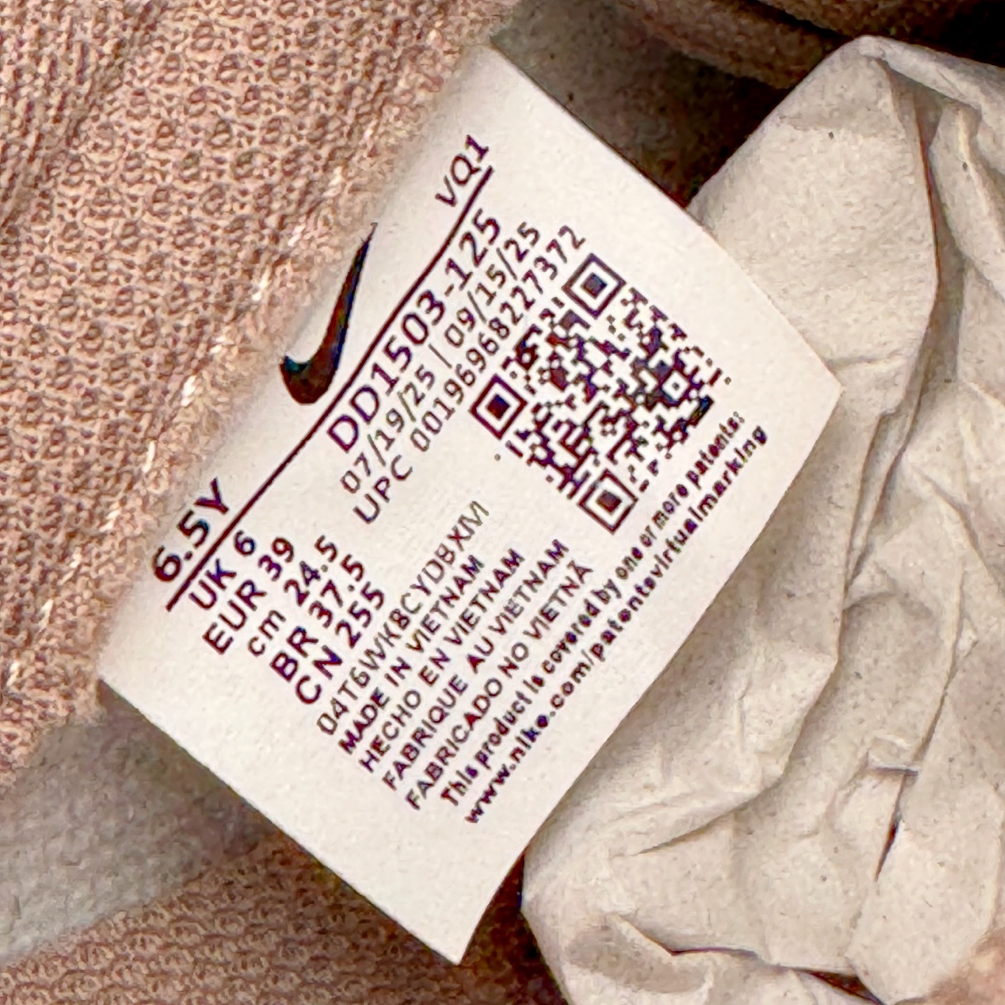 图片[12]-＃YC纯原 NK Dunk Low 粉棕 DD1503-125 实力大厂出品 新配色陆续开发 利润个位数只为口碑 全套原纸板楦头开发 确保原汁原味 完美呈现DUNK版型 一比一鞋头弧度高度鞋身弧度 此版本只针对中端市场 皮料材质有所更替 其他数据细节工艺流程均保持一致 绝不口嗨 细节品控鞋型随意对比 独家私模官方第六代原厂航空铝磨具打磨大底 鞋头坡度极致还原 无解鞋型 原盒原配 圈内天花板工艺 原厂玻璃冲刀 超高清洁度 全鞋零毛边皮料切割 原厂中底布点胶 中底布拉帮走线遵循公司 尺码：36 36.5 37.5 38 38.5 39 40 40.5 41 42 42.5 43 44 44.5 45 46-选品中心