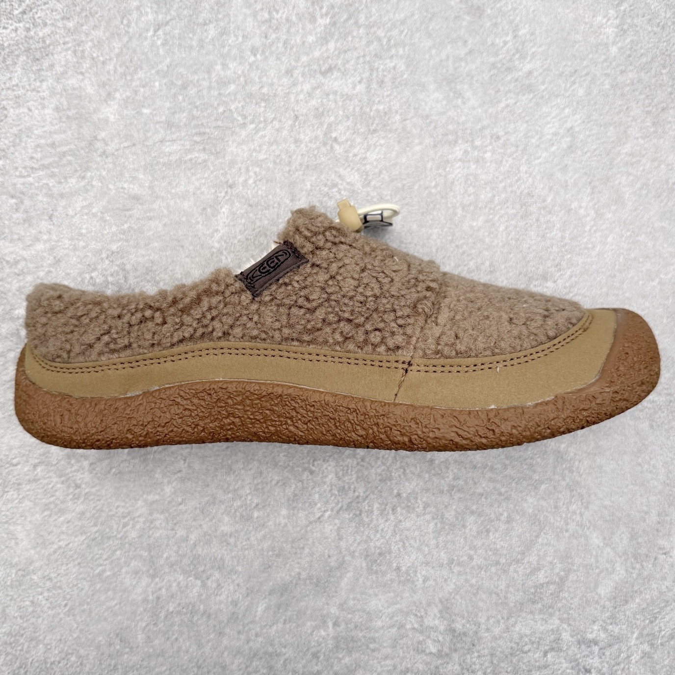 中山原单货 极力推荐版本 KEEN 科恩 Howser 3 Slide 爆款小羊蹄上线了 原创版型 简约外形时尚可户内户外任意穿梭 弹力鞋带锁定系统方便穿脱 橡胶大底 环保无异味 舒适的一脚蹬设计 创新家居混合款式 主货号：1026651 尺码：35 36 37 38 39 40 41-选品中心