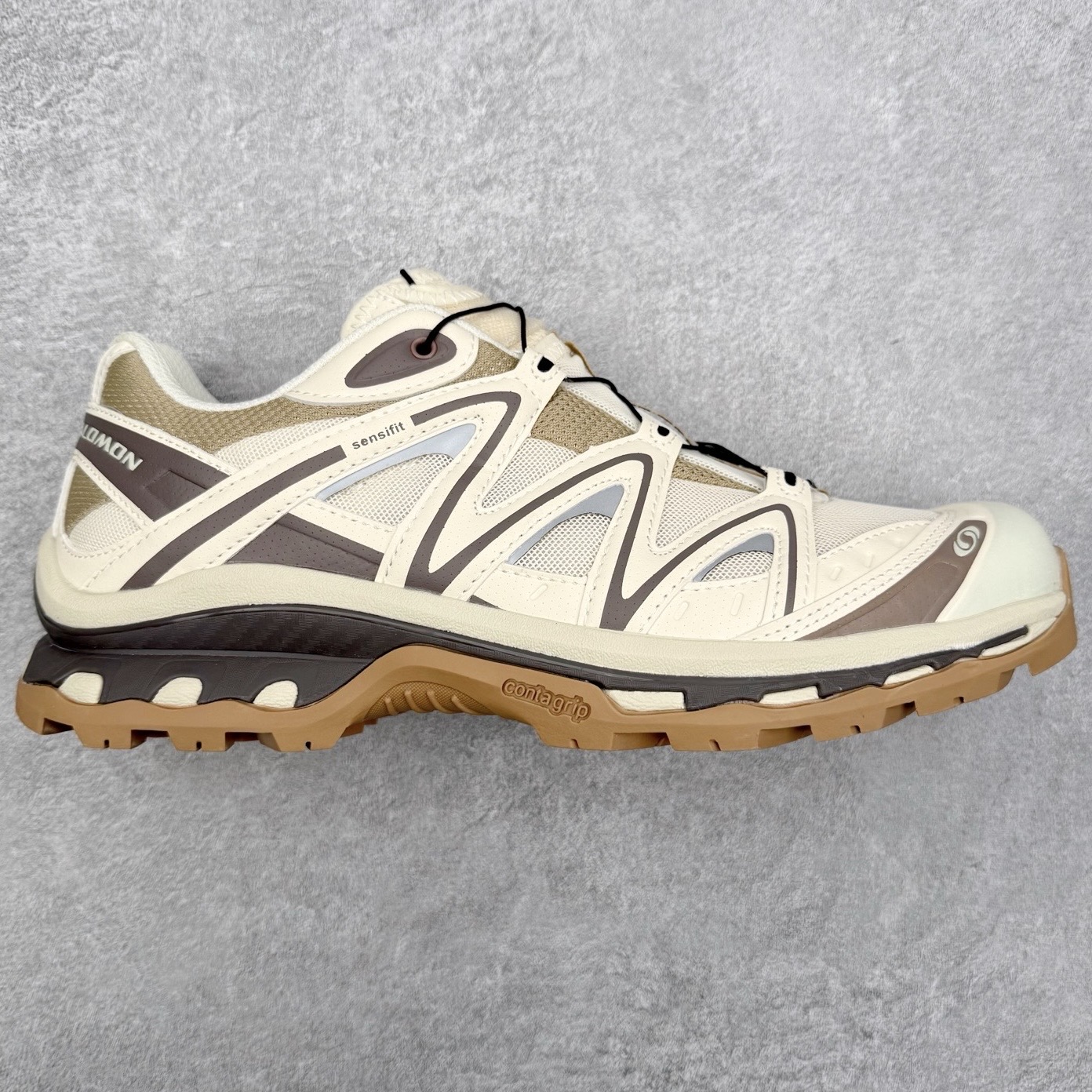 ＃PK纯原福利 Salomon XT-QUEST ADV 萨洛蒙潮流越野机能户外功能鞋 基于市场现有版本全新升级调整改良 现阶段市场最强产物 全新主色陆续出货 大底描漆工整零瑕疵 鞋头定型弧度完美 纯原外贸平台特供订单 耗时半年巨作 全套原纸板楦头开发 原厂特供网布配套加持 确保原汁原味 完美呈现版型 原档数据独家私模五层组合大底 男女鞋同步官方开发至46.5 原装Ortholite轻量化鞋垫 中底布带钢印编号 原厂TPU锁扣 进口港宝加持 后跟自然饱满 还原公司包裹性 基于 SALOMON 初代 XT 鞋身造型并搭载 4D ADVANCED CHASSIS™ 大底打造而成 为这款 XT-QUEST 带来了多项足部控制与保护等功能性 如在运动过程中控制左右晃动的过程而提高稳定性、改善长途越野过程中足中到足尖的过渡、提高感知岩石的精确度以抵抗尖锐物体对脚底的伤害以及采用动态缓冲来增强穿着舒适感 从而减轻疲劳感 使XT-QUEST 成为一双舒适且安全的户外之履 尺码：36 36.5 37.5 38 38.5 39 40 40.5 41 42 42.5 43 44 44.5 45-选品中心