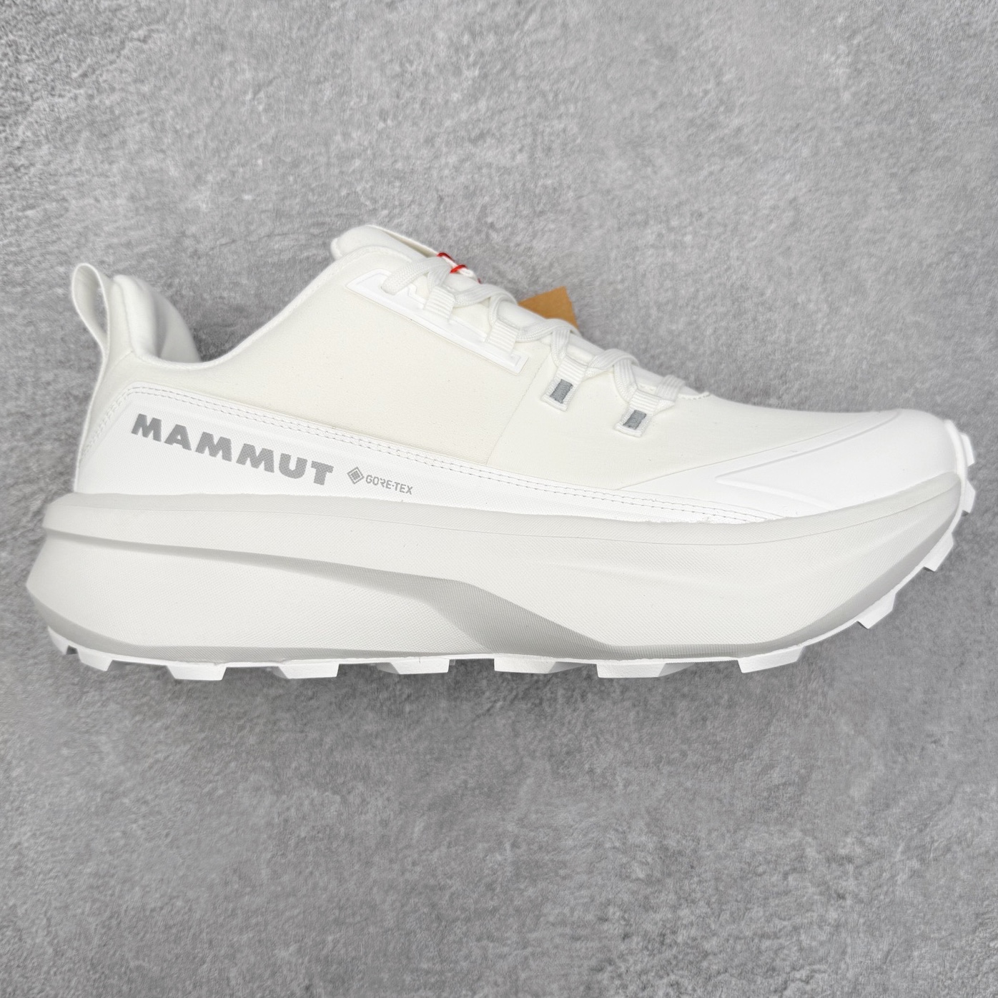 MAMMUT猛犸象 Aenergy 舒适百搭 耐磨防滑 低帮徒步鞋 MAMMUT是高山运动、登山和户外运动装备品牌，其产品以可靠的质量和创新的设计领导着世界潮流，MAMMUT代表着最高的安全性，其产品线几乎覆盖所有户外领域，依靠其产品安全可靠的性能以及丰富的产品线而享誉全球。实拍调校N版已经零色差零失真 百分百还原实物色彩所见即所得 不存在货不对板色差等低级问题 选购参考实物拍摄 不混卖不参货 只用心做好货严格选品 承诺混一赔十 尺码：36 36.5 37.5 38 38.5 39 40 40.5 41 42 42.5 43 44 44.5 45-选品中心