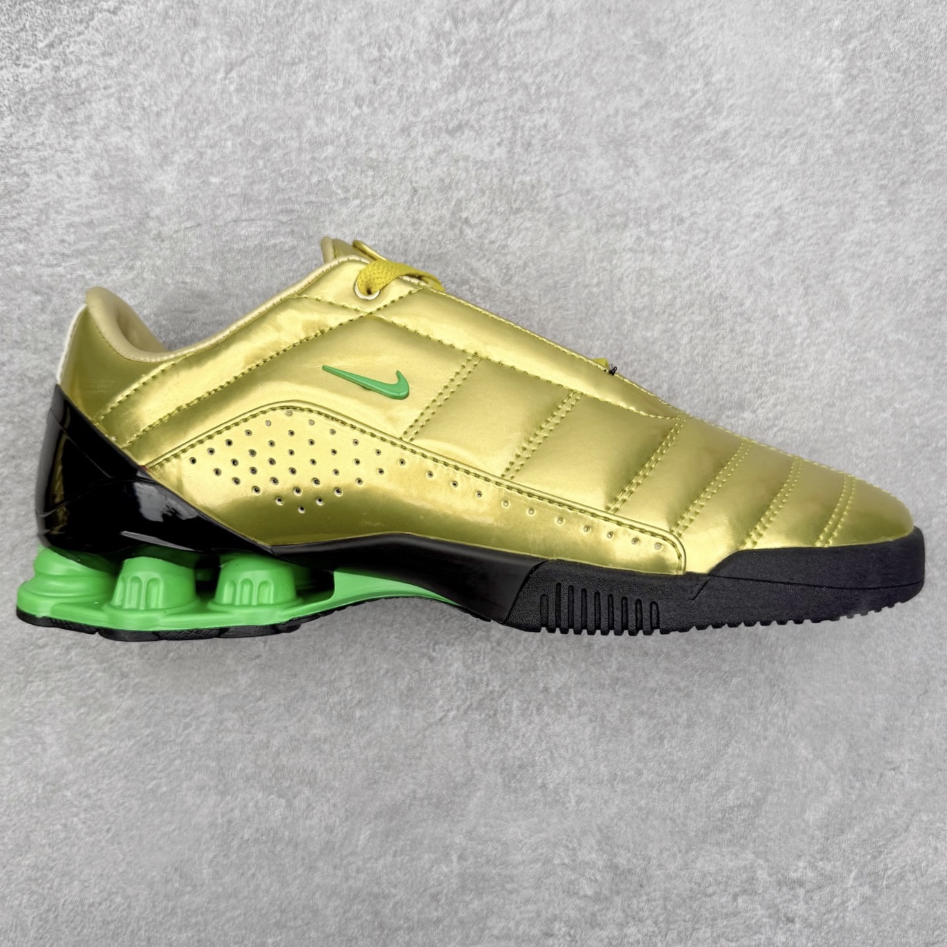 NK Total 90 Shox Secutor Magia 百搭舒适 耐磨 足球鞋 实拍调校N版已经零色差零失真 百分百还原实物色彩所见即所得 不存在货不对板色差等低级问题 选购参考实物拍摄 不混卖不参货 只用心做好货严格选品 承诺混一赔十 尺码：36 36.5 37.5 38 38.5 39 40 40.5 41 42 42.5 43 44 44.5 45-选品中心