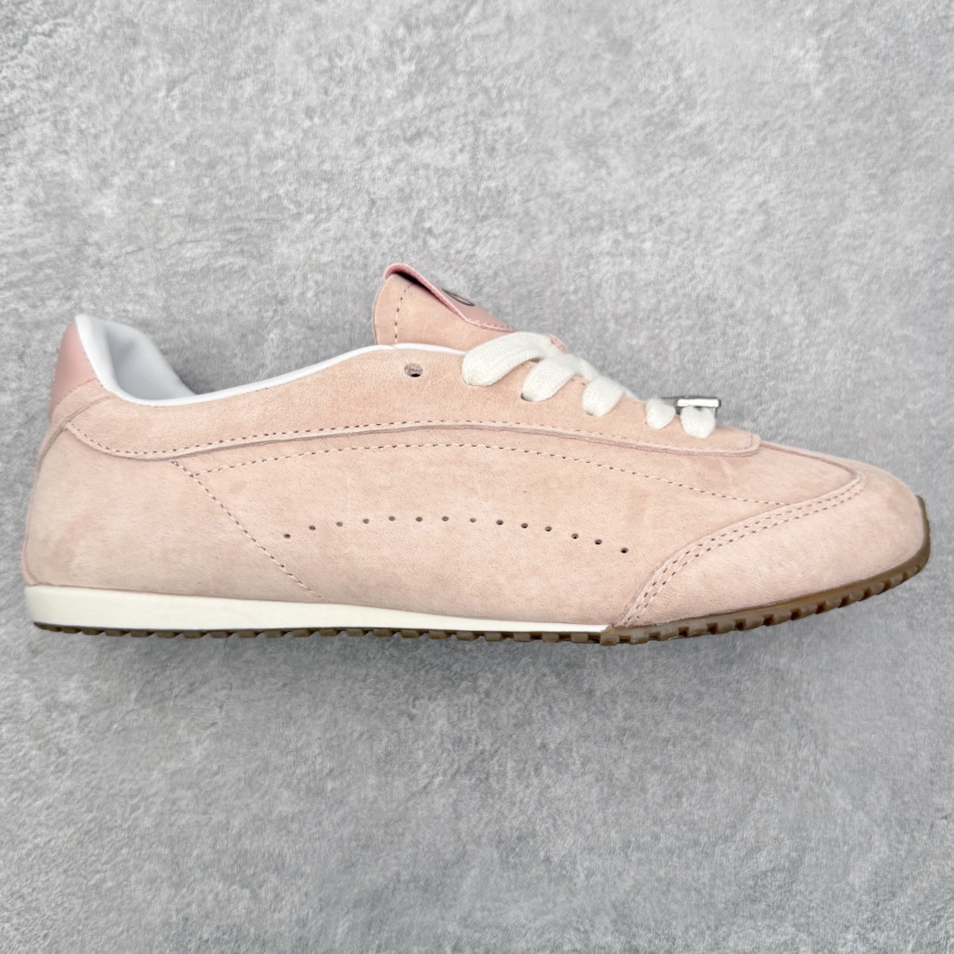 Alo yoga Sunset 舒适生活休闲鞋 男女同款 品牌故事Alo Yoga于2007年创立于洛杉矶，意在传播有意识的运动，同时激发人们的健康识与创造力。品牌的核心理念在于制作能够带来完美体验的瑜伽服饰与功能性单品，让有意识的运动融入并改变生活。Alo Yoga将其设计延伸到日常服饰概念，坚持不懈地捕捉当代时尚潮流，将品牌的运动美学理念、精致前卫的设计与舒适功能面料完美结合。与此同时，Alo Yoga的设计受到了时尚界人士与名人们的追捧，Talor Swift、Kendall Jenner等街拍照片中都曾出现品牌不同单品的身影。实拍调校N版已经零色差零失真 百分百还原实物色彩所见即所得 不存在货不对板色差等低级问题 选购参考实物拍摄 不混卖不参货 只用心做好货严格选品 承诺混一赔十 尺码：36 36.5 37.5 38 38.5 39 40 40.5 41 42 42.5 43 44 44.5 45-选品中心