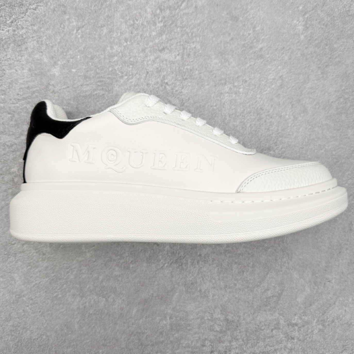 Alexander McQueen 亚历山大麦昆小白鞋 东莞纯原 现市场所售版本天花板一梯队级别 原鞋在手可对比 可提供拍摄 高端零售客户最爱厚底增高小白鞋 正品购回原版开发 鞋底厚4.5cm 全鞋面进口牛皮 丝绸亚光原版水染羊皮内里 牛皮垫脚 回弹度到位 耐磨舒适 （⚠官方同步尺码带半码）全套得物毒盒蓝色外包盒 加厚层工艺原盒 并赠送极品丝带和购物袋 中底附带厂标钢印 女码中底和原版一致的13钉工艺（作用是小钉弯曲后可将中底与帮脚抓得更紧密）鞋盒贴标使用了高精密打印机，清晰与原版一致赠送加厚麻布防尘袋 闲置时可使用防尘尺码：35 36 36.5 37 37.5 38 38.5 39 40 40.5 41 41.5 42 42.5 43 43.5 44 45 官网一致尺码-选品中心