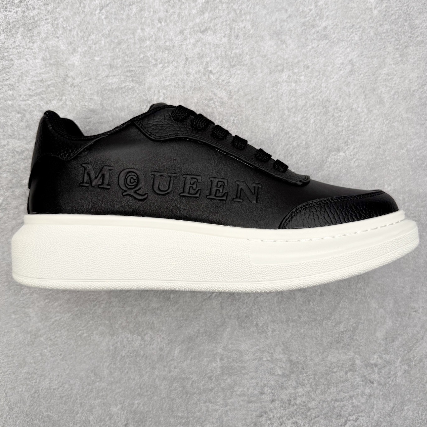 Alexander McQueen 亚历山大麦昆小白鞋 东莞纯原 现市场所售版本天花板一梯队级别 原鞋在手可对比 可提供拍摄 高端零售客户最爱厚底增高小白鞋 正品购回原版开发 鞋底厚4.5cm 全鞋面进口牛皮 丝绸亚光原版水染羊皮内里 牛皮垫脚 回弹度到位 耐磨舒适 （⚠官方同步尺码带半码）全套得物毒盒蓝色外包盒 加厚层工艺原盒 并赠送极品丝带和购物袋 中底附带厂标钢印 女码中底和原版一致的13钉工艺（作用是小钉弯曲后可将中底与帮脚抓得更紧密）鞋盒贴标使用了高精密打印机，清晰与原版一致赠送加厚麻布防尘袋 闲置时可使用防尘尺码：35 36 36.5 37 37.5 38 38.5 39 40 40.5 41 41.5 42 42.5 43 43.5 44 45 官网一致尺码-选品中心