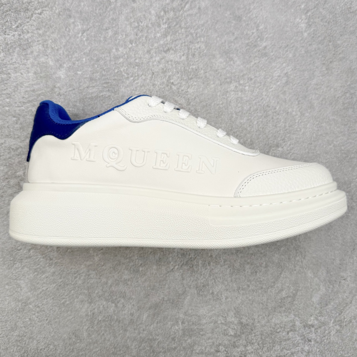 Alexander McQueen 亚历山大麦昆小白鞋 东莞纯原 现市场所售版本天花板一梯队级别 原鞋在手可对比 可提供拍摄 高端零售客户最爱厚底增高小白鞋 正品购回原版开发 鞋底厚4.5cm 全鞋面进口牛皮 丝绸亚光原版水染羊皮内里 牛皮垫脚 回弹度到位 耐磨舒适 （⚠官方同步尺码带半码）全套得物毒盒蓝色外包盒 加厚层工艺原盒 并赠送极品丝带和购物袋 中底附带厂标钢印 女码中底和原版一致的13钉工艺（作用是小钉弯曲后可将中底与帮脚抓得更紧密）鞋盒贴标使用了高精密打印机，清晰与原版一致赠送加厚麻布防尘袋 闲置时可使用防尘尺码：35 36 36.5 37 37.5 38 38.5 39 40 40.5 41 41.5 42 42.5 43 43.5 44 45 官网一致尺码-选品中心