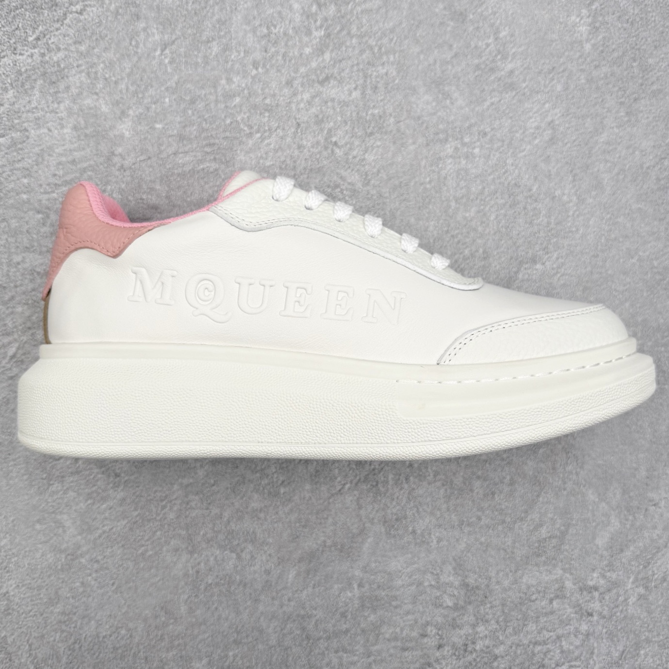 Alexander McQueen 亚历山大麦昆小白鞋 东莞纯原 现市场所售版本天花板一梯队级别 原鞋在手可对比 可提供拍摄 高端零售客户最爱厚底增高小白鞋 正品购回原版开发 鞋底厚4.5cm 全鞋面进口牛皮 丝绸亚光原版水染羊皮内里 牛皮垫脚 回弹度到位 耐磨舒适 （⚠官方同步尺码带半码）全套得物毒盒蓝色外包盒 加厚层工艺原盒 并赠送极品丝带和购物袋 中底附带厂标钢印 女码中底和原版一致的13钉工艺（作用是小钉弯曲后可将中底与帮脚抓得更紧密）鞋盒贴标使用了高精密打印机，清晰与原版一致赠送加厚麻布防尘袋 闲置时可使用防尘尺码：35 36 36.5 37 37.5 38 38.5 39 40 40.5 41 41.5 42 42.5 43 43.5 44 45 官网一致尺码-选品中心