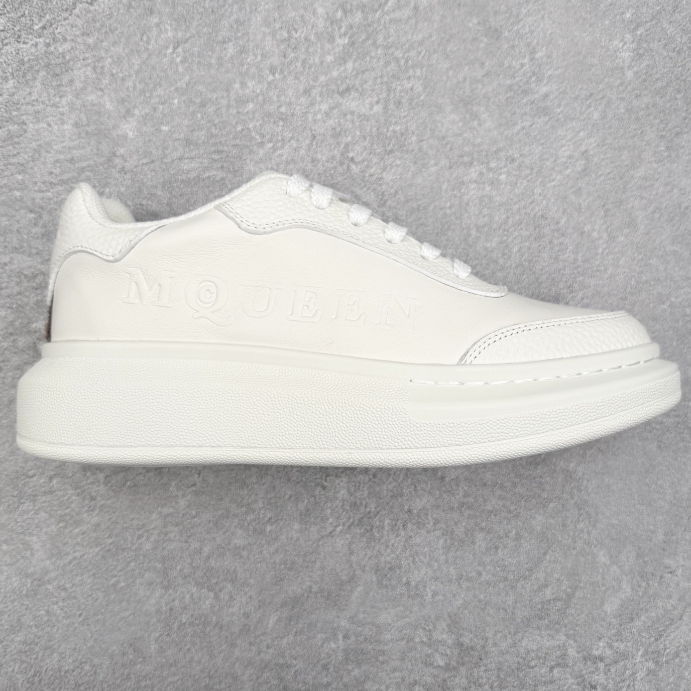 Alexander McQueen 亚历山大麦昆小白鞋 东莞纯原 现市场所售版本天花板一梯队级别 原鞋在手可对比 可提供拍摄 高端零售客户最爱厚底增高小白鞋 正品购回原版开发 鞋底厚4.5cm 全鞋面进口牛皮 丝绸亚光原版水染羊皮内里 牛皮垫脚 回弹度到位 耐磨舒适 （⚠官方同步尺码带半码）全套得物毒盒蓝色外包盒 加厚层工艺原盒 并赠送极品丝带和购物袋 中底附带厂标钢印 女码中底和原版一致的13钉工艺（作用是小钉弯曲后可将中底与帮脚抓得更紧密）鞋盒贴标使用了高精密打印机，清晰与原版一致赠送加厚麻布防尘袋 闲置时可使用防尘尺码：35 36 36.5 37 37.5 38 38.5 39 40 40.5 41 41.5 42 42.5 43 43.5 44 45 官网一致尺码-选品中心