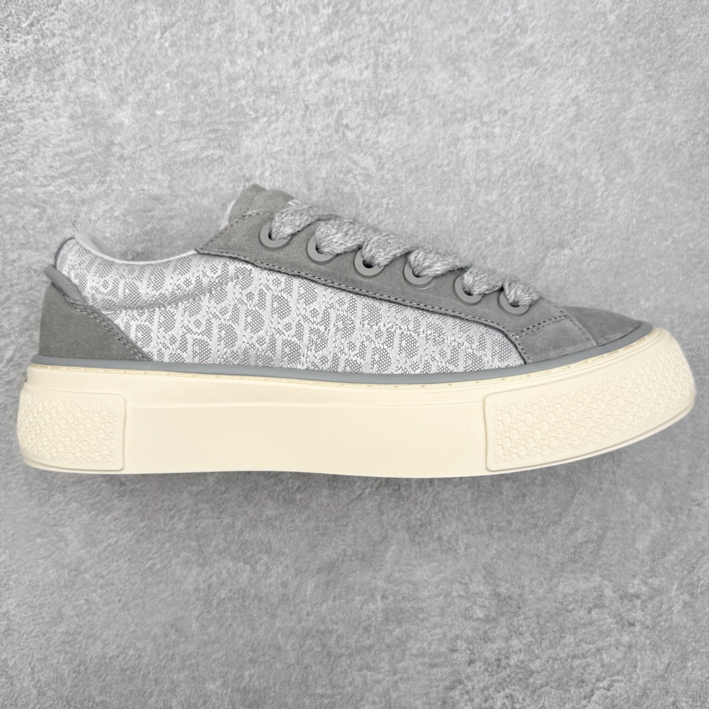 ＃纯原 Dior B33 迪奥印花系带时尚运动板鞋网球鞋 全套原厂新版原纸板楦头开发 原厂特供皮料加持 原档数据大底 高频字母排版细节 还原 Zp 高端零售特供批次 2023秋季新品 彰显非凡的精湛工艺 重新诠释经典的网球鞋 时尚的廓形突显厚实感 采用全新的拉绒马海毛针织面料 突显柔软触感与富有层次感的流行色彩 搭配棕色绒面革镶片提升格调 别具一格的加垫鞋舌点缀以压花效果Dior标志 后侧点缀以Dior 30Avenue Montaigne标志 可为各式休闲造型增添时尚气质 尺码：40 41 42 43 44 45 46-选品中心