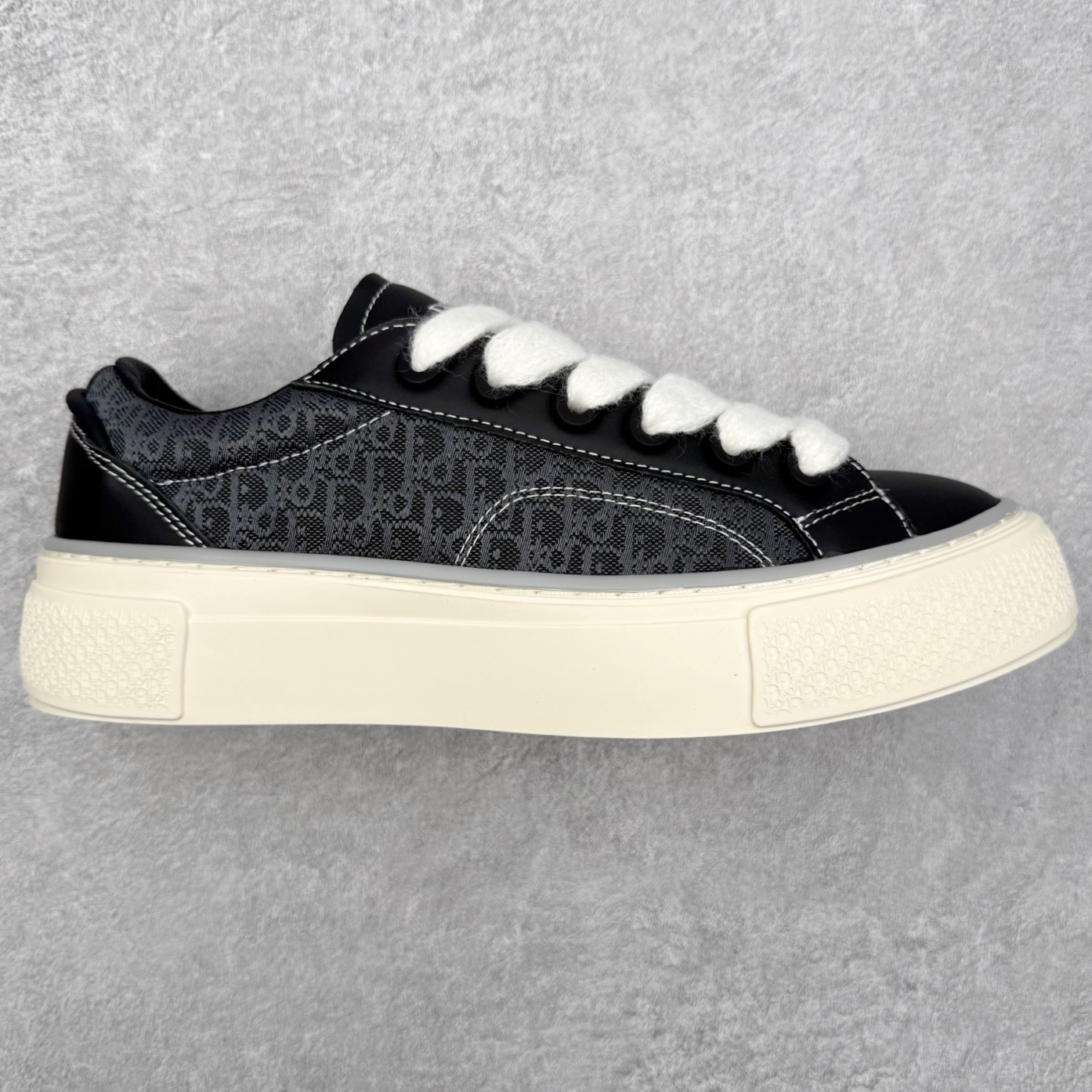 ＃纯原 Dior B33 迪奥印花系带时尚运动板鞋网球鞋 全套原厂新版原纸板楦头开发 原厂特供皮料加持 原档数据大底 高频字母排版细节 还原 Zp 高端零售特供批次 2023秋季新品 彰显非凡的精湛工艺 重新诠释经典的网球鞋 时尚的廓形突显厚实感 采用全新的拉绒马海毛针织面料 突显柔软触感与富有层次感的流行色彩 搭配棕色绒面革镶片提升格调 别具一格的加垫鞋舌点缀以压花效果Dior标志 后侧点缀以Dior 30Avenue Montaigne标志 可为各式休闲造型增添时尚气质 尺码：40 41 42 43 44 45 46-选品中心