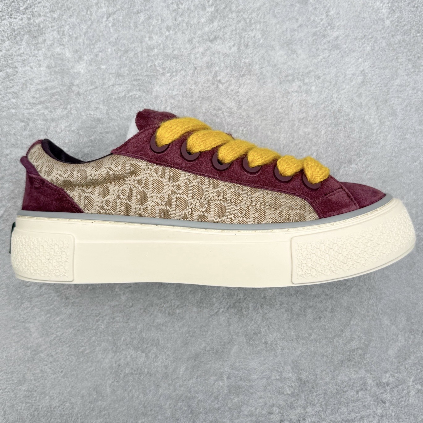 ＃纯原 Dior B33 迪奥印花系带时尚运动板鞋网球鞋 全套原厂新版原纸板楦头开发 原厂特供皮料加持 原档数据大底 高频字母排版细节 还原 Zp 高端零售特供批次 2023秋季新品 彰显非凡的精湛工艺 重新诠释经典的网球鞋 时尚的廓形突显厚实感 采用全新的拉绒马海毛针织面料 突显柔软触感与富有层次感的流行色彩 搭配棕色绒面革镶片提升格调 别具一格的加垫鞋舌点缀以压花效果Dior标志 后侧点缀以Dior 30Avenue Montaigne标志 可为各式休闲造型增添时尚气质 尺码：40 41 42 43 44 45 46-选品中心