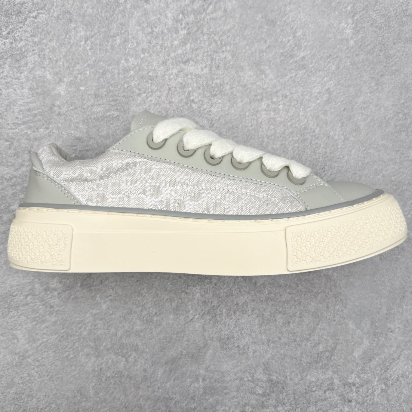 ＃纯原 Dior B33 迪奥印花系带时尚运动板鞋网球鞋 全套原厂新版原纸板楦头开发 原厂特供皮料加持 原档数据大底 高频字母排版细节 还原 Zp 高端零售特供批次 2023秋季新品 彰显非凡的精湛工艺 重新诠释经典的网球鞋 时尚的廓形突显厚实感 采用全新的拉绒马海毛针织面料 突显柔软触感与富有层次感的流行色彩 搭配棕色绒面革镶片提升格调 别具一格的加垫鞋舌点缀以压花效果Dior标志 后侧点缀以Dior 30Avenue Montaigne标志 可为各式休闲造型增添时尚气质 尺码：40 41 42 43 44 45 46-选品中心