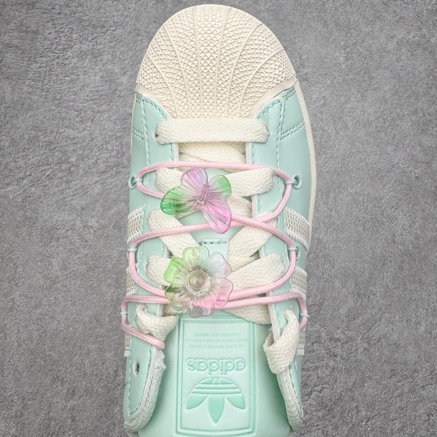 图片[4]-＃XP纯原套现福利 AD Originals Superstar 经典复古贝壳头板鞋 JR1333 诞生于1969年 是第一双将全皮面鞋 身与橡胶鞋头结合在一起的低帮篮球鞋 Superstar最开始 是作为高帮篮球鞋Pro Model的低帮版本而出现的 但因为其独特和醒目的橡胶鞋头造型而让大家熟知 被大家形象地称为\\\”shelltoe\\\”贝壳头 在70年代的美国职业篮球场上 接近3/4的NBA球员都将这双Superstar作为场上用鞋 80年代之后 经过不断的改良和发展 Superstar逐渐成为横跨时装、音乐、街头文化、休闲和运动等各大领域的时尚潮鞋 尺码：36 36.5 37 38 38.5 39 40 40.5 41 42 42.5 43 44 44.5 45-选品中心