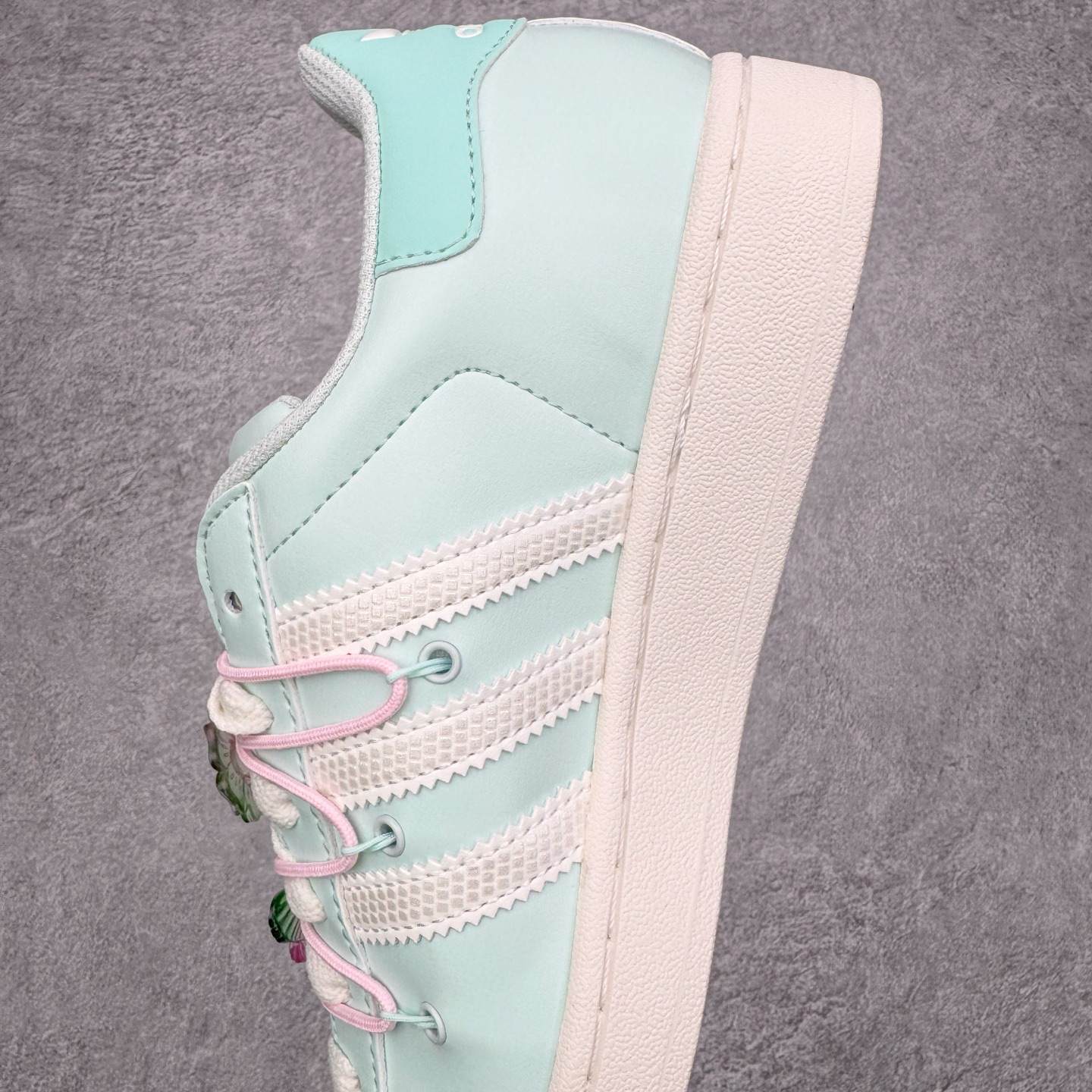 图片[7]-＃XP纯原套现福利 AD Originals Superstar 经典复古贝壳头板鞋 JR1333 诞生于1969年 是第一双将全皮面鞋 身与橡胶鞋头结合在一起的低帮篮球鞋 Superstar最开始 是作为高帮篮球鞋Pro Model的低帮版本而出现的 但因为其独特和醒目的橡胶鞋头造型而让大家熟知 被大家形象地称为\\\”shelltoe\\\”贝壳头 在70年代的美国职业篮球场上 接近3/4的NBA球员都将这双Superstar作为场上用鞋 80年代之后 经过不断的改良和发展 Superstar逐渐成为横跨时装、音乐、街头文化、休闲和运动等各大领域的时尚潮鞋 尺码：36 36.5 37 38 38.5 39 40 40.5 41 42 42.5 43 44 44.5 45-选品中心