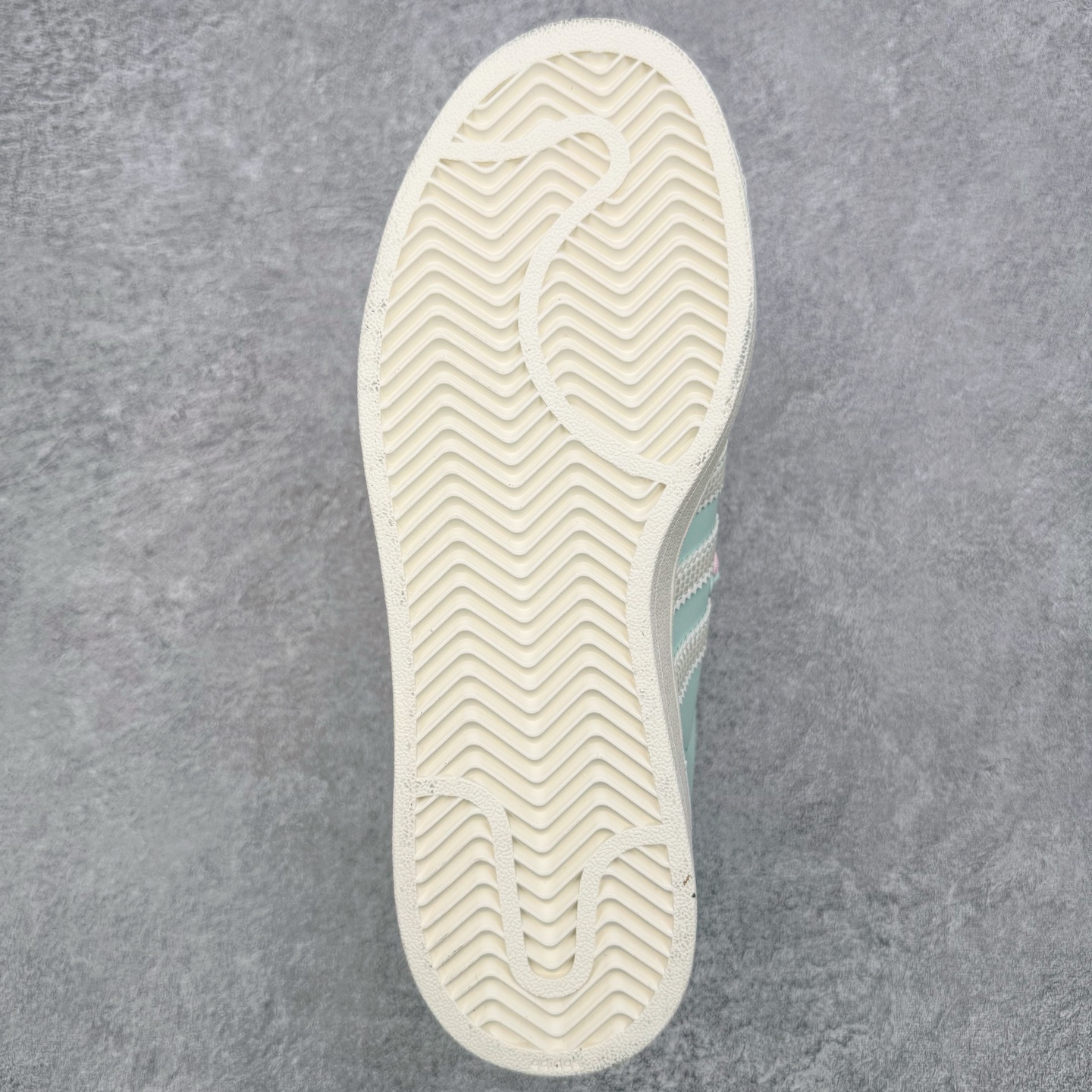 图片[9]-＃XP纯原套现福利 AD Originals Superstar 经典复古贝壳头板鞋 JR1333 诞生于1969年 是第一双将全皮面鞋 身与橡胶鞋头结合在一起的低帮篮球鞋 Superstar最开始 是作为高帮篮球鞋Pro Model的低帮版本而出现的 但因为其独特和醒目的橡胶鞋头造型而让大家熟知 被大家形象地称为\\\”shelltoe\\\”贝壳头 在70年代的美国职业篮球场上 接近3/4的NBA球员都将这双Superstar作为场上用鞋 80年代之后 经过不断的改良和发展 Superstar逐渐成为横跨时装、音乐、街头文化、休闲和运动等各大领域的时尚潮鞋 尺码：36 36.5 37 38 38.5 39 40 40.5 41 42 42.5 43 44 44.5 45-选品中心