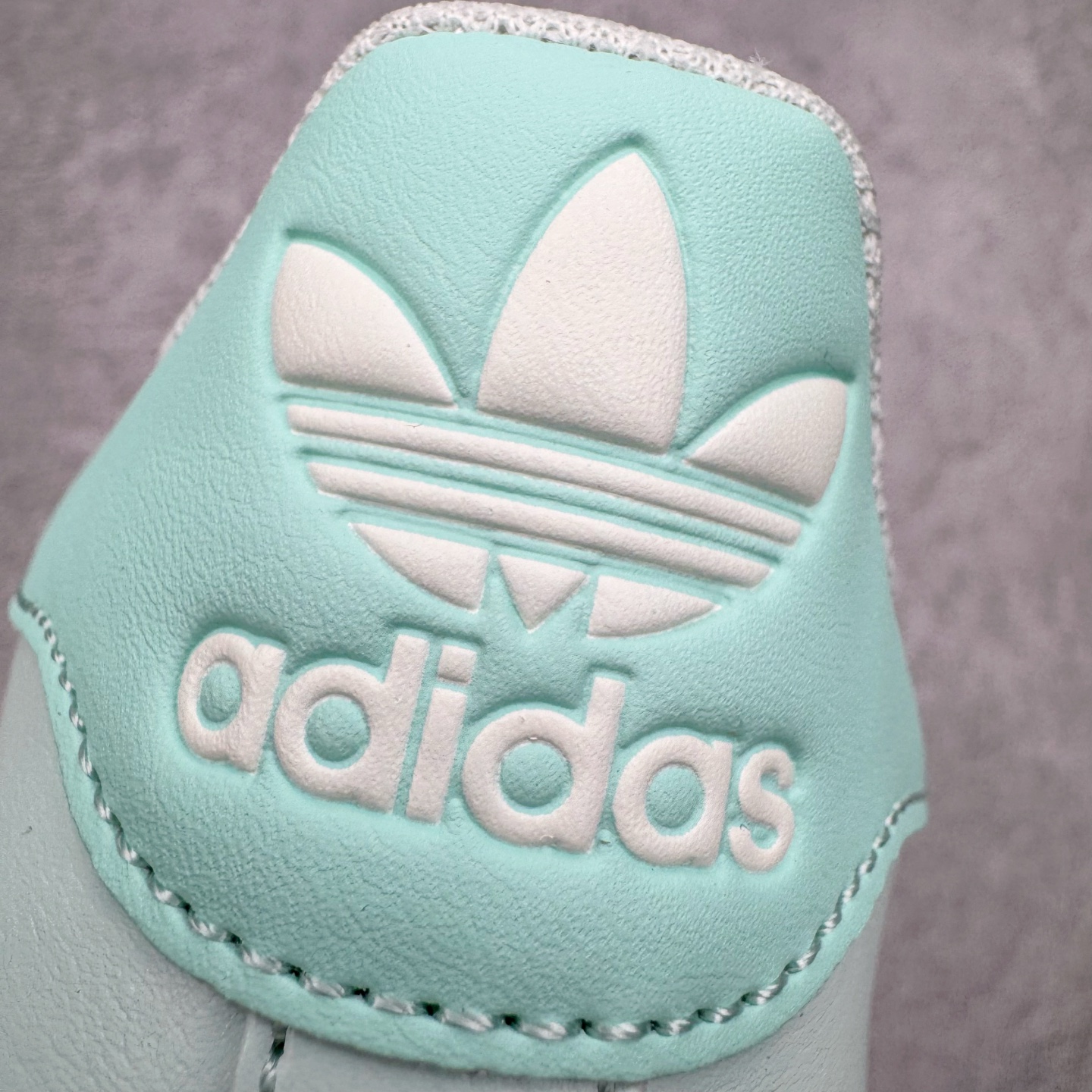 图片[15]-＃XP纯原套现福利 AD Originals Superstar 经典复古贝壳头板鞋 JR1333 诞生于1969年 是第一双将全皮面鞋 身与橡胶鞋头结合在一起的低帮篮球鞋 Superstar最开始 是作为高帮篮球鞋Pro Model的低帮版本而出现的 但因为其独特和醒目的橡胶鞋头造型而让大家熟知 被大家形象地称为\\\”shelltoe\\\”贝壳头 在70年代的美国职业篮球场上 接近3/4的NBA球员都将这双Superstar作为场上用鞋 80年代之后 经过不断的改良和发展 Superstar逐渐成为横跨时装、音乐、街头文化、休闲和运动等各大领域的时尚潮鞋 尺码：36 36.5 37 38 38.5 39 40 40.5 41 42 42.5 43 44 44.5 45-选品中心