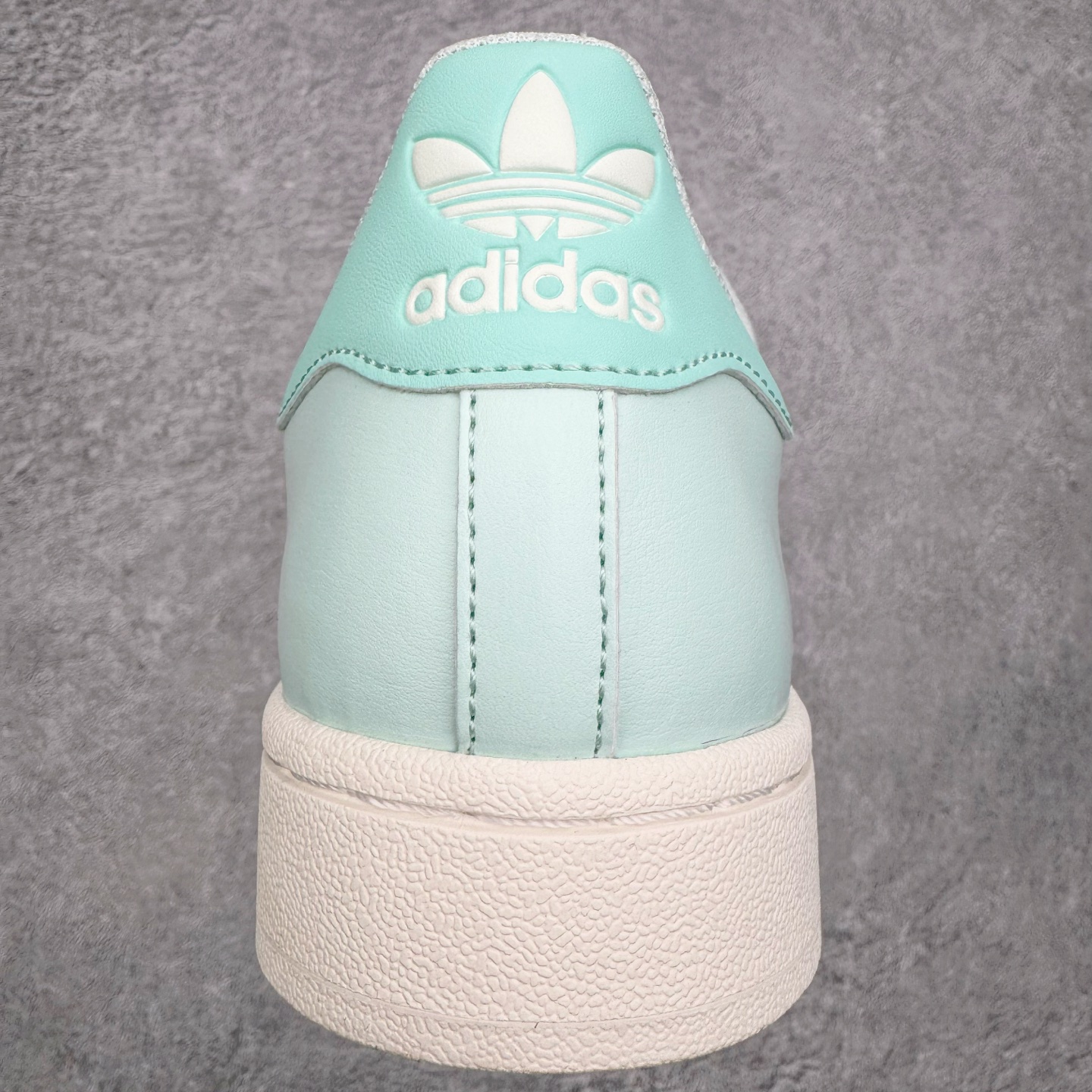 图片[8]-＃XP纯原套现福利 AD Originals Superstar 经典复古贝壳头板鞋 JR1333 诞生于1969年 是第一双将全皮面鞋 身与橡胶鞋头结合在一起的低帮篮球鞋 Superstar最开始 是作为高帮篮球鞋Pro Model的低帮版本而出现的 但因为其独特和醒目的橡胶鞋头造型而让大家熟知 被大家形象地称为\\\”shelltoe\\\”贝壳头 在70年代的美国职业篮球场上 接近3/4的NBA球员都将这双Superstar作为场上用鞋 80年代之后 经过不断的改良和发展 Superstar逐渐成为横跨时装、音乐、街头文化、休闲和运动等各大领域的时尚潮鞋 尺码：36 36.5 37 38 38.5 39 40 40.5 41 42 42.5 43 44 44.5 45-选品中心