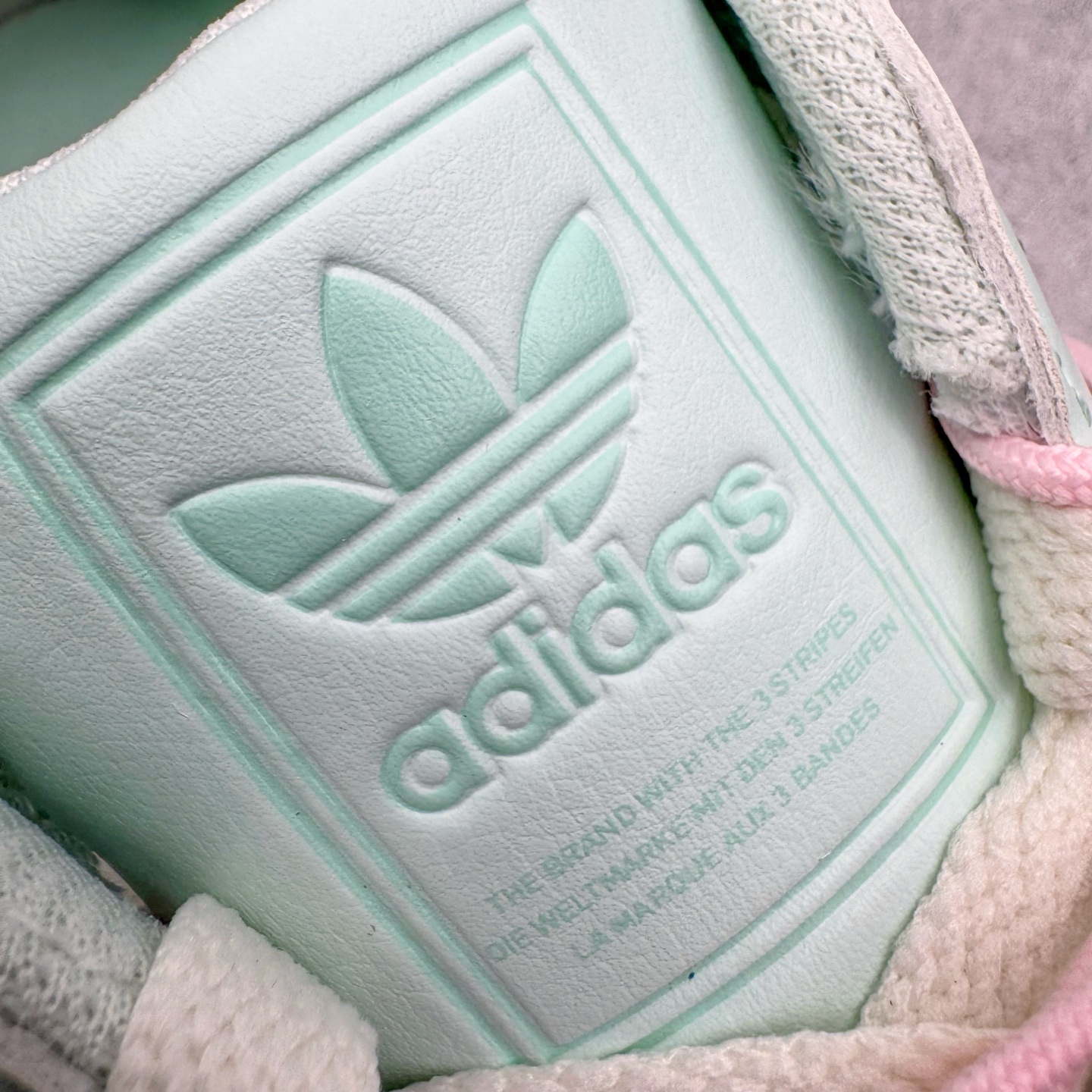 图片[12]-＃XP纯原套现福利 AD Originals Superstar 经典复古贝壳头板鞋 JR1333 诞生于1969年 是第一双将全皮面鞋 身与橡胶鞋头结合在一起的低帮篮球鞋 Superstar最开始 是作为高帮篮球鞋Pro Model的低帮版本而出现的 但因为其独特和醒目的橡胶鞋头造型而让大家熟知 被大家形象地称为\\\”shelltoe\\\”贝壳头 在70年代的美国职业篮球场上 接近3/4的NBA球员都将这双Superstar作为场上用鞋 80年代之后 经过不断的改良和发展 Superstar逐渐成为横跨时装、音乐、街头文化、休闲和运动等各大领域的时尚潮鞋 尺码：36 36.5 37 38 38.5 39 40 40.5 41 42 42.5 43 44 44.5 45-选品中心