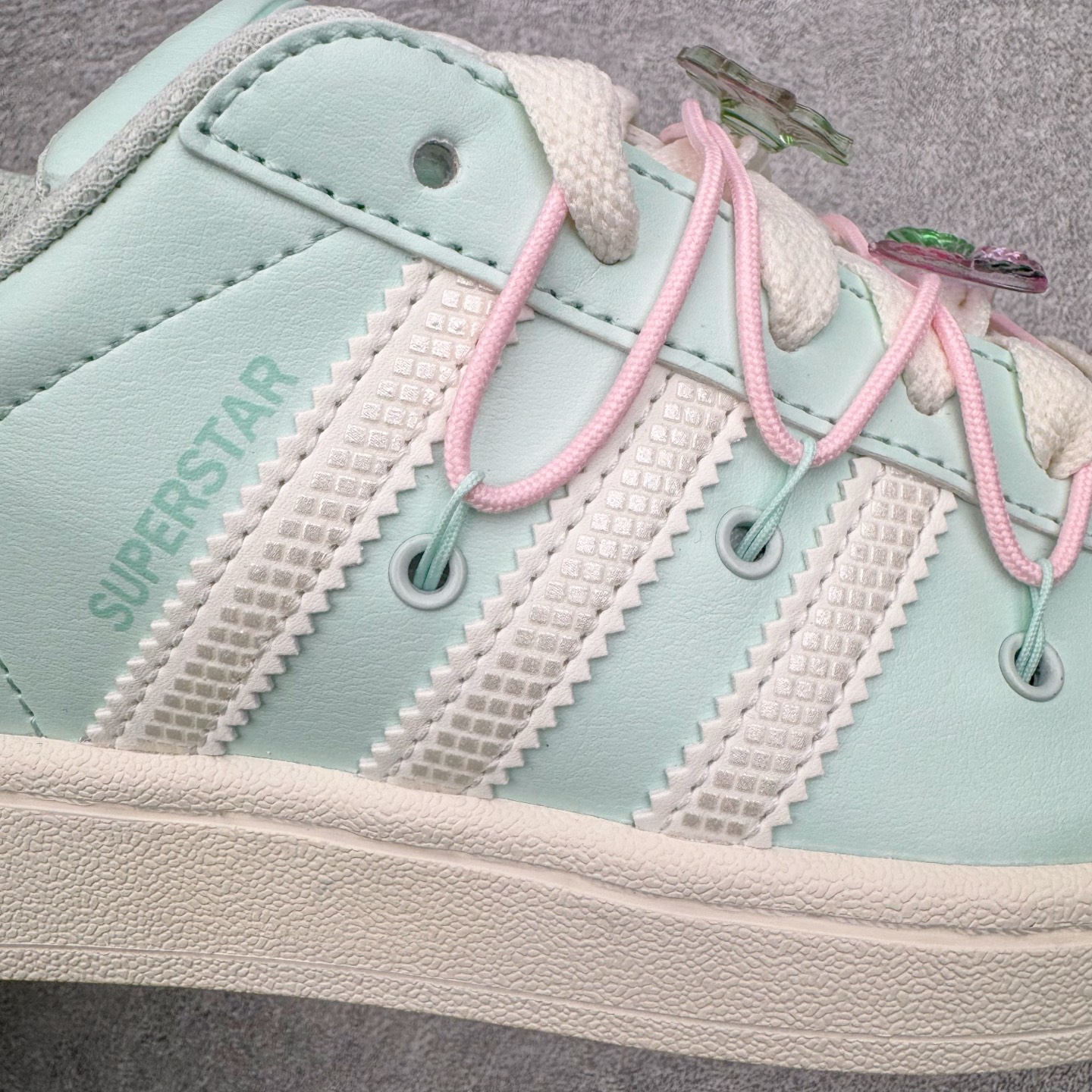 图片[17]-＃XP纯原套现福利 AD Originals Superstar 经典复古贝壳头板鞋 JR1333 诞生于1969年 是第一双将全皮面鞋 身与橡胶鞋头结合在一起的低帮篮球鞋 Superstar最开始 是作为高帮篮球鞋Pro Model的低帮版本而出现的 但因为其独特和醒目的橡胶鞋头造型而让大家熟知 被大家形象地称为\\\”shelltoe\\\”贝壳头 在70年代的美国职业篮球场上 接近3/4的NBA球员都将这双Superstar作为场上用鞋 80年代之后 经过不断的改良和发展 Superstar逐渐成为横跨时装、音乐、街头文化、休闲和运动等各大领域的时尚潮鞋 尺码：36 36.5 37 38 38.5 39 40 40.5 41 42 42.5 43 44 44.5 45-选品中心