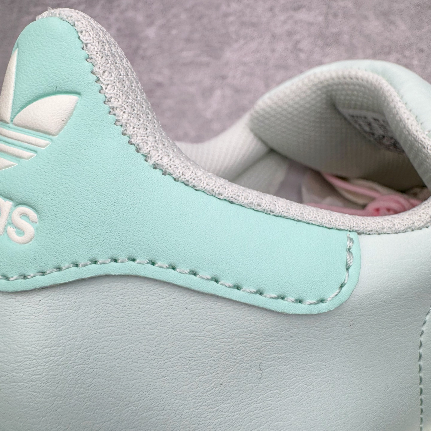 图片[16]-＃XP纯原套现福利 AD Originals Superstar 经典复古贝壳头板鞋 JR1333 诞生于1969年 是第一双将全皮面鞋 身与橡胶鞋头结合在一起的低帮篮球鞋 Superstar最开始 是作为高帮篮球鞋Pro Model的低帮版本而出现的 但因为其独特和醒目的橡胶鞋头造型而让大家熟知 被大家形象地称为\\\”shelltoe\\\”贝壳头 在70年代的美国职业篮球场上 接近3/4的NBA球员都将这双Superstar作为场上用鞋 80年代之后 经过不断的改良和发展 Superstar逐渐成为横跨时装、音乐、街头文化、休闲和运动等各大领域的时尚潮鞋 尺码：36 36.5 37 38 38.5 39 40 40.5 41 42 42.5 43 44 44.5 45-选品中心