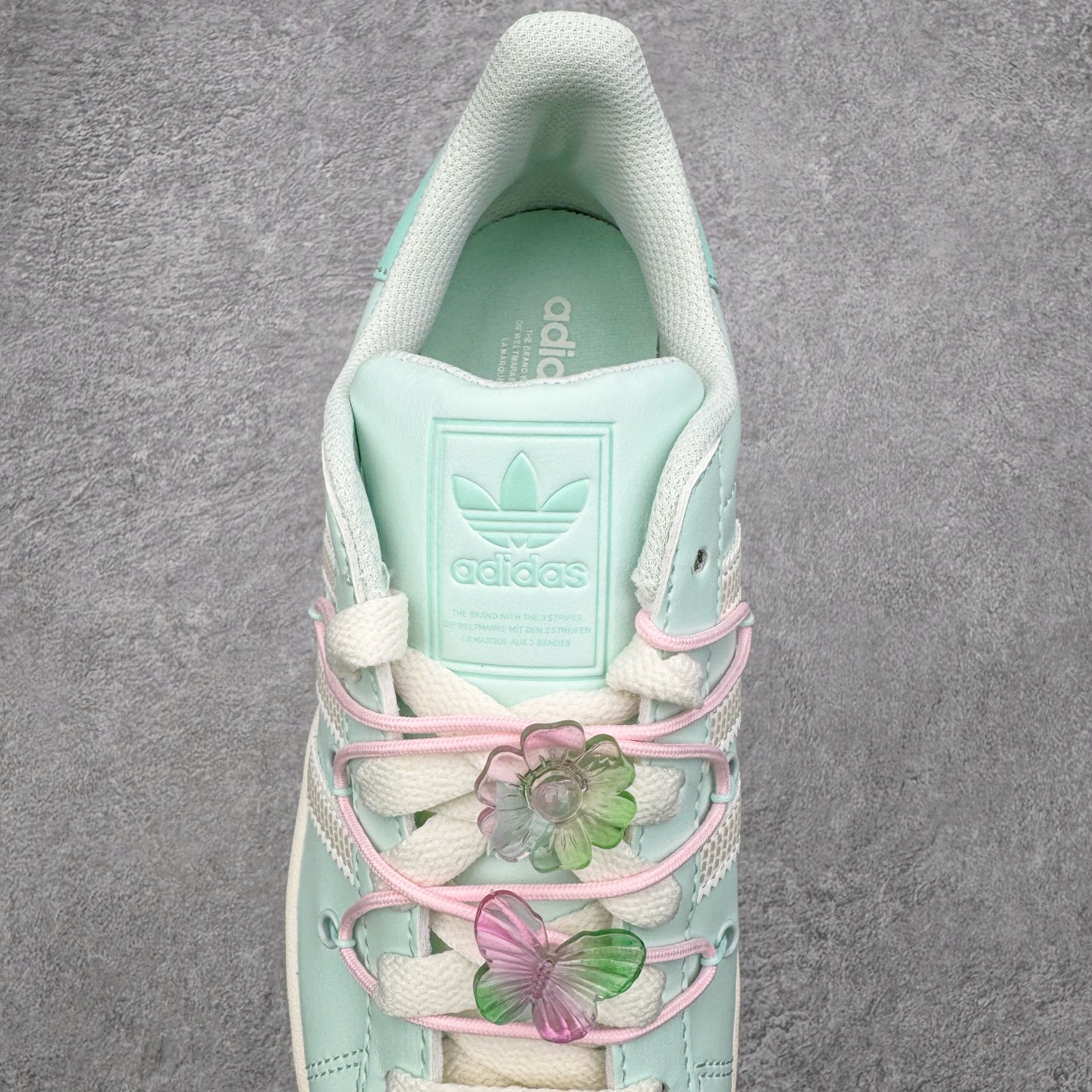 图片[5]-＃XP纯原套现福利 AD Originals Superstar 经典复古贝壳头板鞋 JR1333 诞生于1969年 是第一双将全皮面鞋 身与橡胶鞋头结合在一起的低帮篮球鞋 Superstar最开始 是作为高帮篮球鞋Pro Model的低帮版本而出现的 但因为其独特和醒目的橡胶鞋头造型而让大家熟知 被大家形象地称为\\\”shelltoe\\\”贝壳头 在70年代的美国职业篮球场上 接近3/4的NBA球员都将这双Superstar作为场上用鞋 80年代之后 经过不断的改良和发展 Superstar逐渐成为横跨时装、音乐、街头文化、休闲和运动等各大领域的时尚潮鞋 尺码：36 36.5 37 38 38.5 39 40 40.5 41 42 42.5 43 44 44.5 45-选品中心