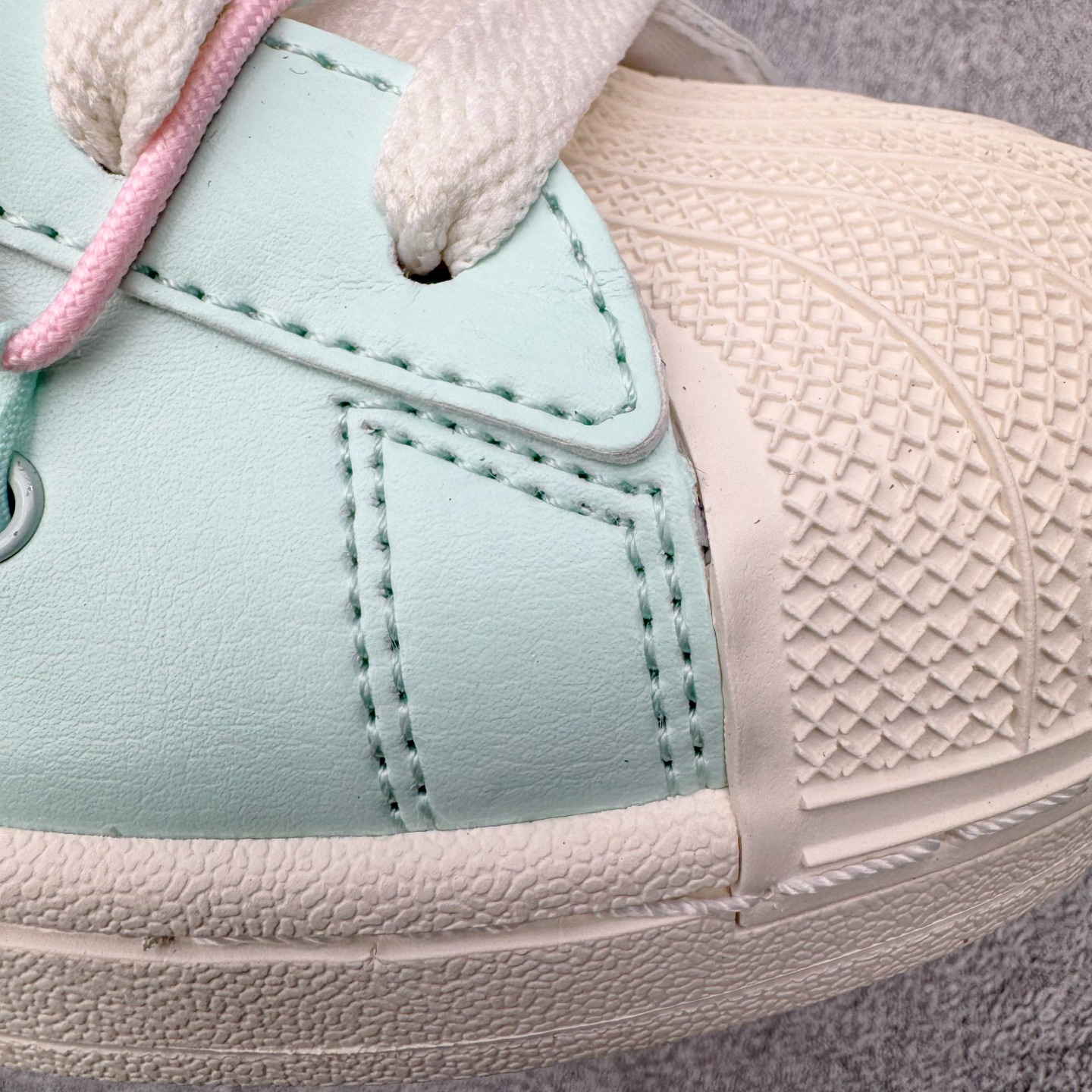 图片[18]-＃XP纯原套现福利 AD Originals Superstar 经典复古贝壳头板鞋 JR1333 诞生于1969年 是第一双将全皮面鞋 身与橡胶鞋头结合在一起的低帮篮球鞋 Superstar最开始 是作为高帮篮球鞋Pro Model的低帮版本而出现的 但因为其独特和醒目的橡胶鞋头造型而让大家熟知 被大家形象地称为\\\”shelltoe\\\”贝壳头 在70年代的美国职业篮球场上 接近3/4的NBA球员都将这双Superstar作为场上用鞋 80年代之后 经过不断的改良和发展 Superstar逐渐成为横跨时装、音乐、街头文化、休闲和运动等各大领域的时尚潮鞋 尺码：36 36.5 37 38 38.5 39 40 40.5 41 42 42.5 43 44 44.5 45-选品中心