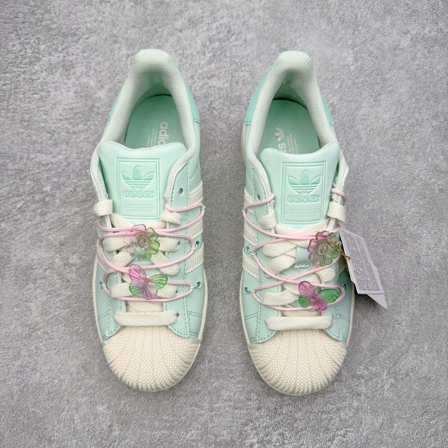 图片[2]-＃XP纯原套现福利 AD Originals Superstar 经典复古贝壳头板鞋 JR1333 诞生于1969年 是第一双将全皮面鞋 身与橡胶鞋头结合在一起的低帮篮球鞋 Superstar最开始 是作为高帮篮球鞋Pro Model的低帮版本而出现的 但因为其独特和醒目的橡胶鞋头造型而让大家熟知 被大家形象地称为\\\”shelltoe\\\”贝壳头 在70年代的美国职业篮球场上 接近3/4的NBA球员都将这双Superstar作为场上用鞋 80年代之后 经过不断的改良和发展 Superstar逐渐成为横跨时装、音乐、街头文化、休闲和运动等各大领域的时尚潮鞋 尺码：36 36.5 37 38 38.5 39 40 40.5 41 42 42.5 43 44 44.5 45-选品中心