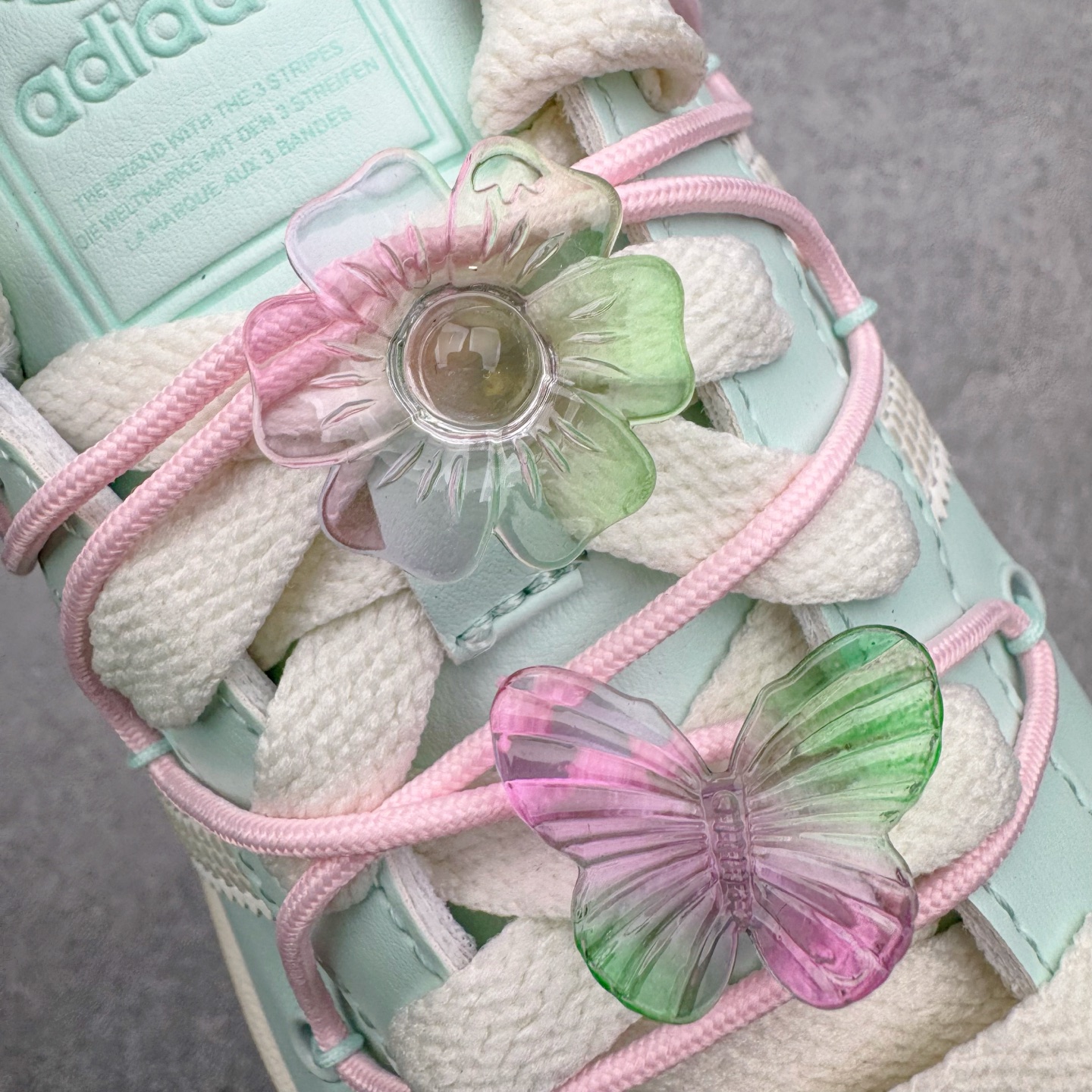 图片[13]-＃XP纯原套现福利 AD Originals Superstar 经典复古贝壳头板鞋 JR1333 诞生于1969年 是第一双将全皮面鞋 身与橡胶鞋头结合在一起的低帮篮球鞋 Superstar最开始 是作为高帮篮球鞋Pro Model的低帮版本而出现的 但因为其独特和醒目的橡胶鞋头造型而让大家熟知 被大家形象地称为\\\”shelltoe\\\”贝壳头 在70年代的美国职业篮球场上 接近3/4的NBA球员都将这双Superstar作为场上用鞋 80年代之后 经过不断的改良和发展 Superstar逐渐成为横跨时装、音乐、街头文化、休闲和运动等各大领域的时尚潮鞋 尺码：36 36.5 37 38 38.5 39 40 40.5 41 42 42.5 43 44 44.5 45-选品中心