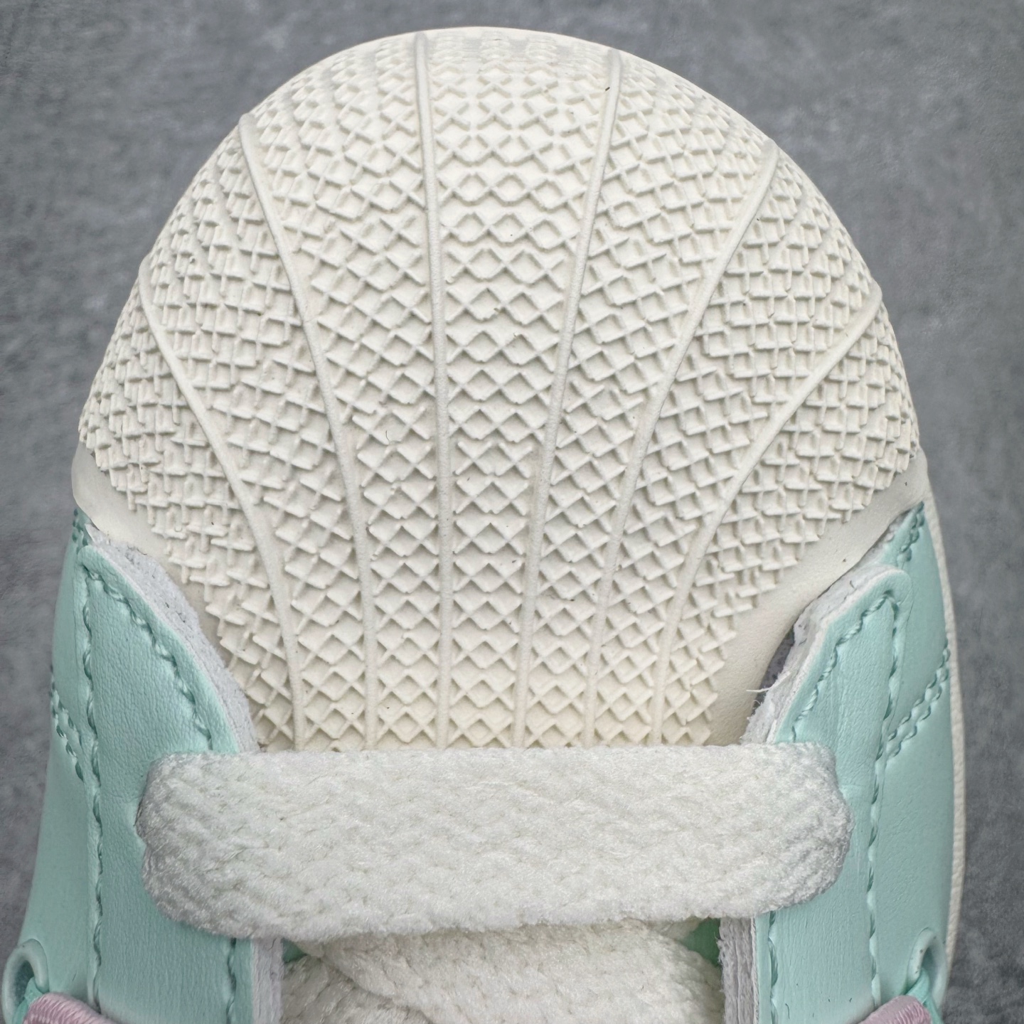 图片[14]-＃XP纯原套现福利 AD Originals Superstar 经典复古贝壳头板鞋 JR1333 诞生于1969年 是第一双将全皮面鞋 身与橡胶鞋头结合在一起的低帮篮球鞋 Superstar最开始 是作为高帮篮球鞋Pro Model的低帮版本而出现的 但因为其独特和醒目的橡胶鞋头造型而让大家熟知 被大家形象地称为\\\”shelltoe\\\”贝壳头 在70年代的美国职业篮球场上 接近3/4的NBA球员都将这双Superstar作为场上用鞋 80年代之后 经过不断的改良和发展 Superstar逐渐成为横跨时装、音乐、街头文化、休闲和运动等各大领域的时尚潮鞋 尺码：36 36.5 37 38 38.5 39 40 40.5 41 42 42.5 43 44 44.5 45-选品中心