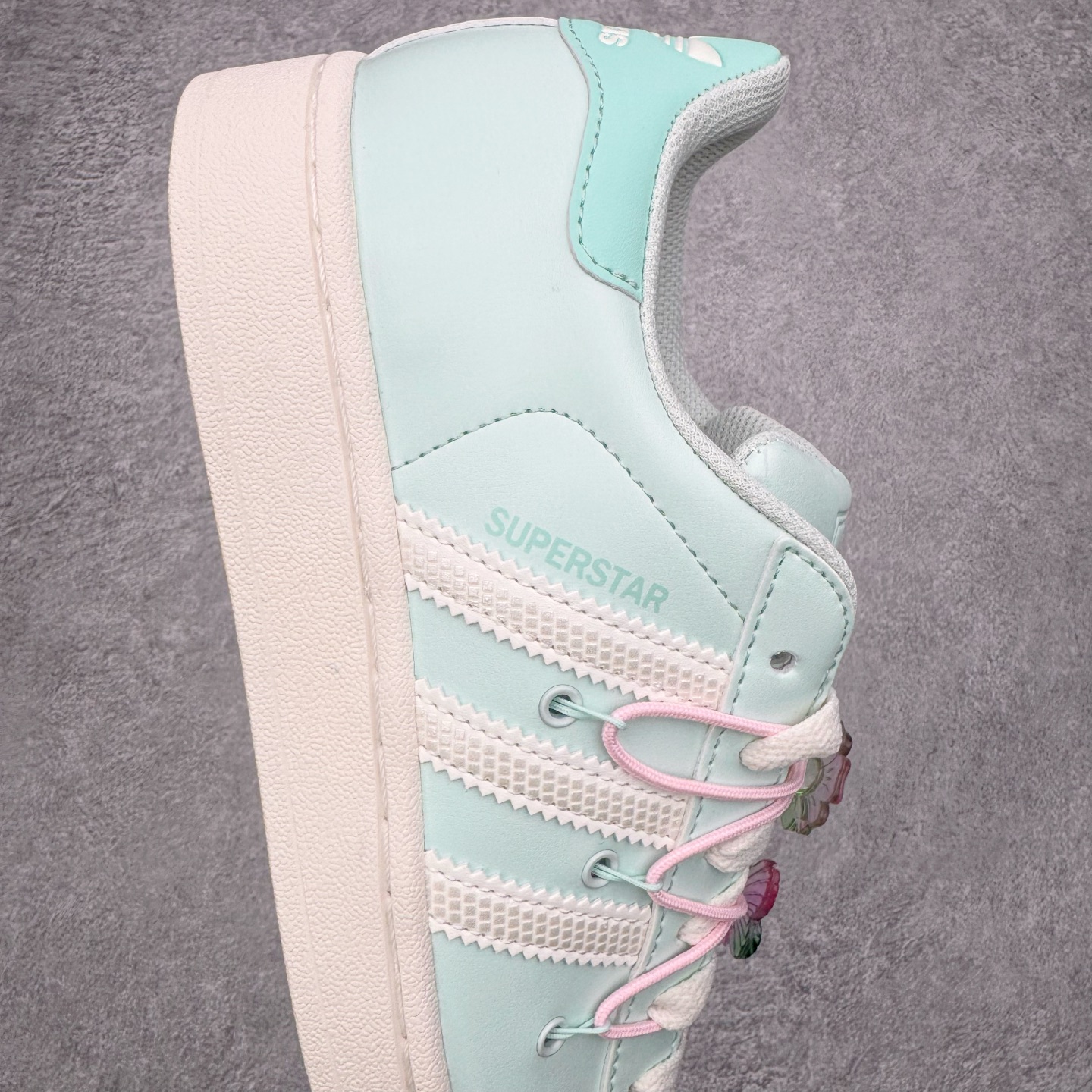 图片[6]-＃XP纯原套现福利 AD Originals Superstar 经典复古贝壳头板鞋 JR1333 诞生于1969年 是第一双将全皮面鞋 身与橡胶鞋头结合在一起的低帮篮球鞋 Superstar最开始 是作为高帮篮球鞋Pro Model的低帮版本而出现的 但因为其独特和醒目的橡胶鞋头造型而让大家熟知 被大家形象地称为\\\”shelltoe\\\”贝壳头 在70年代的美国职业篮球场上 接近3/4的NBA球员都将这双Superstar作为场上用鞋 80年代之后 经过不断的改良和发展 Superstar逐渐成为横跨时装、音乐、街头文化、休闲和运动等各大领域的时尚潮鞋 尺码：36 36.5 37 38 38.5 39 40 40.5 41 42 42.5 43 44 44.5 45-选品中心