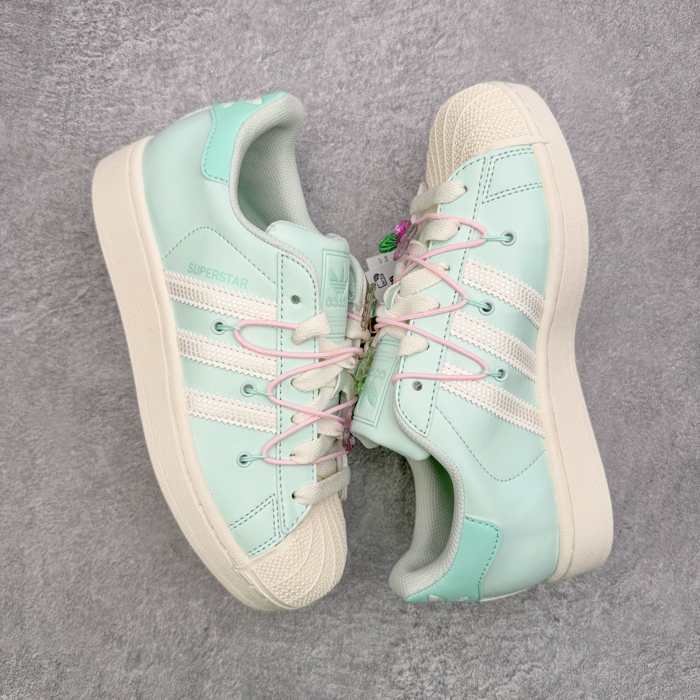 图片[3]-＃XP纯原套现福利 AD Originals Superstar 经典复古贝壳头板鞋 JR1333 诞生于1969年 是第一双将全皮面鞋 身与橡胶鞋头结合在一起的低帮篮球鞋 Superstar最开始 是作为高帮篮球鞋Pro Model的低帮版本而出现的 但因为其独特和醒目的橡胶鞋头造型而让大家熟知 被大家形象地称为\\\”shelltoe\\\”贝壳头 在70年代的美国职业篮球场上 接近3/4的NBA球员都将这双Superstar作为场上用鞋 80年代之后 经过不断的改良和发展 Superstar逐渐成为横跨时装、音乐、街头文化、休闲和运动等各大领域的时尚潮鞋 尺码：36 36.5 37 38 38.5 39 40 40.5 41 42 42.5 43 44 44.5 45-选品中心