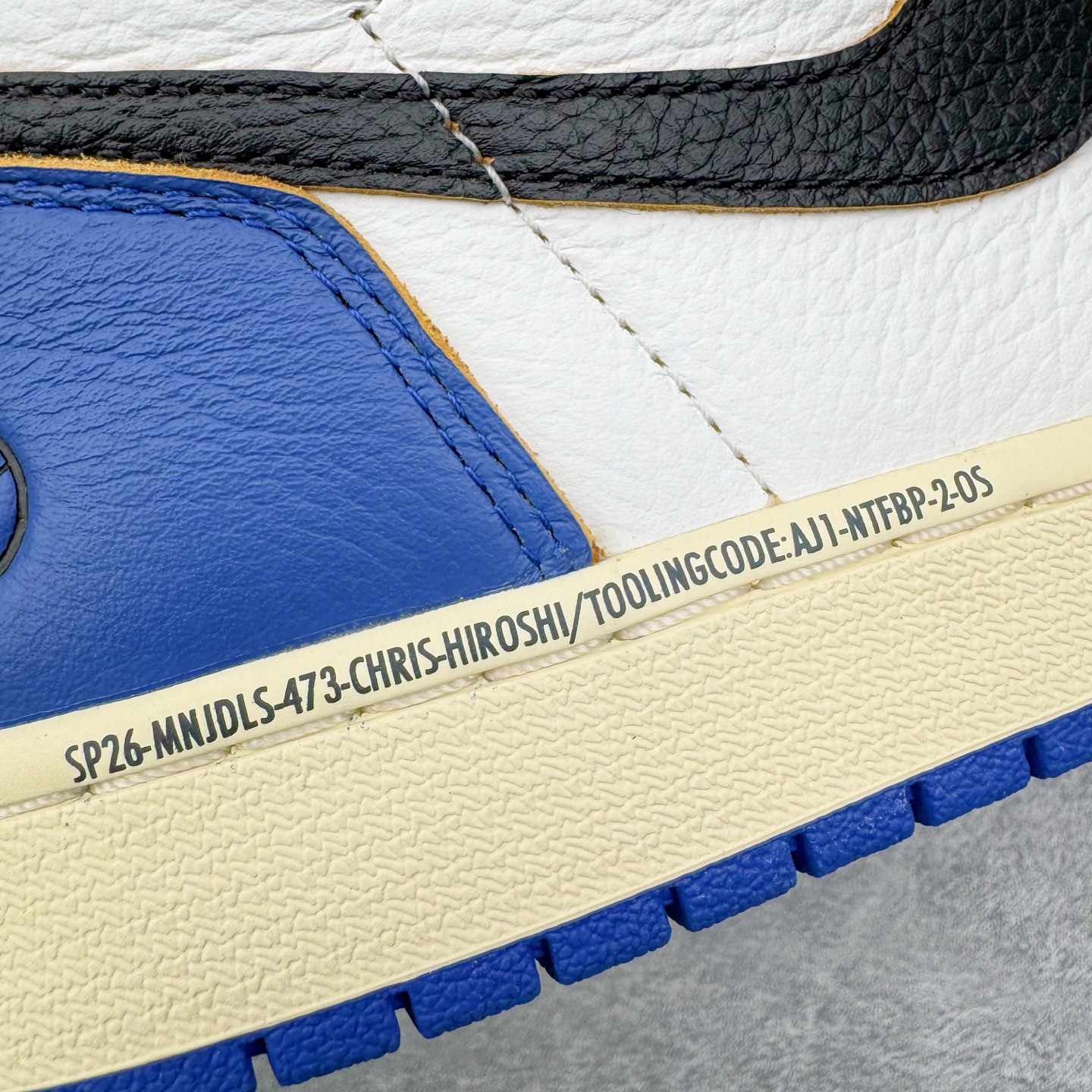 图片[21]-＃PK纯原 Union LA x Fragment Design x Air Jordan AJ1 Retro High NRG 三方联名四色拼接灰白蓝红 IO7847-002 圈内最强系列 高端零售特供批次 产品品控稳定性领先行业 各方面均可对飙L版 良心定价不杀猪 SZ原厂全套原楦原纸板冲刀磨具开发 原厂皮料加持 原厂港宝加持定型后跟R度完美 同源原厂电绣 飞翼针数密度立体效果一致 百分百一致原鞋 原厂拉帮工艺 针距密度一致 后跟弧度收口自然不对折 极致一眼正品既视感 进口玻璃冲刀皮料裁剪零毛边 全鞋电脑针车工艺 品控清洁度最高QC检验标准 免检产品 原厂订购鞋盒、鞋标、防尘纸、鞋撑、鞋带 追求极致的原厂味道 尺码：36 36.5 37.5 38 38.5 39 40 40.5 41 42 42.5 43 44 44.5 45 46 47.5-选品中心