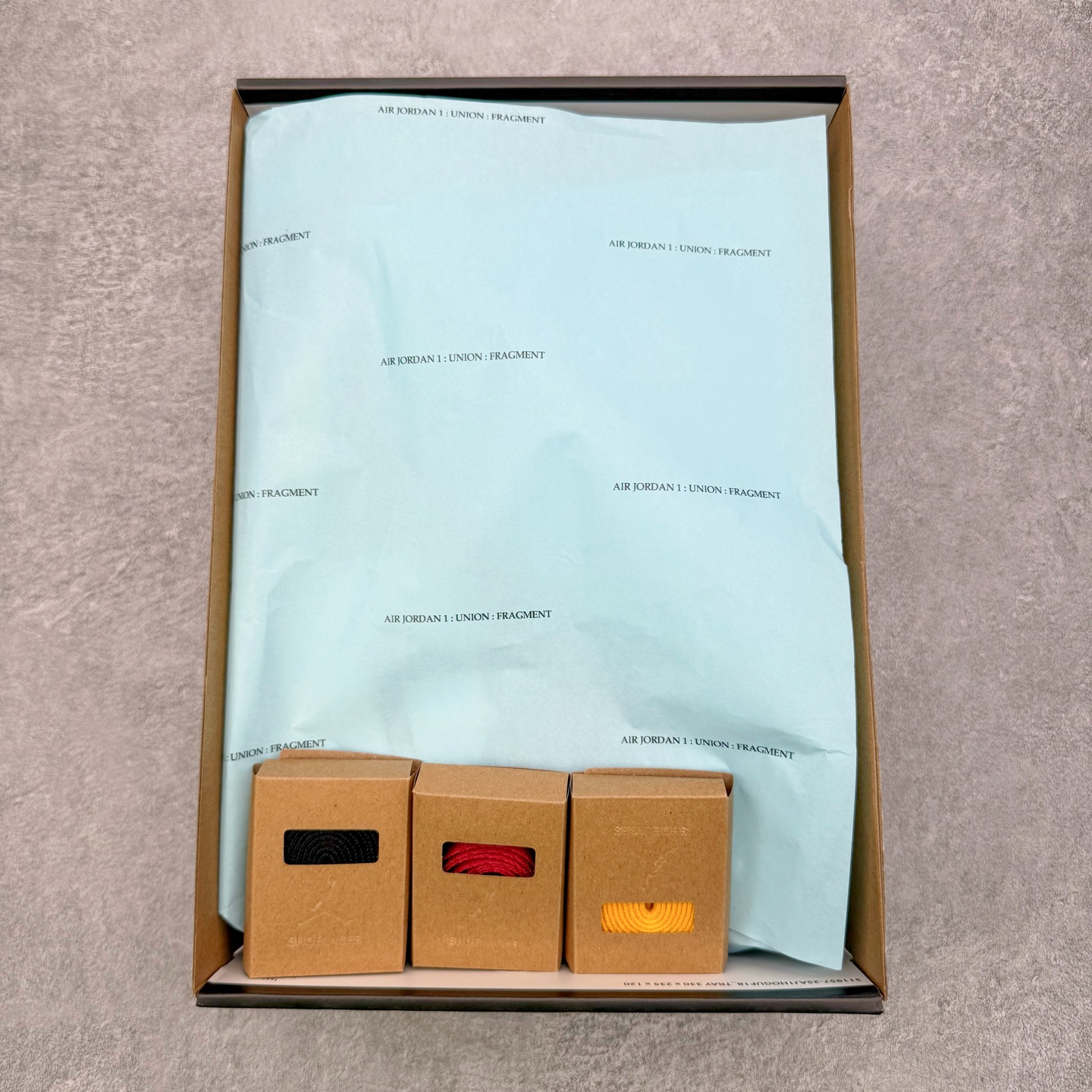 图片[10]-＃PK纯原 Union LA x Fragment Design x Air Jordan AJ1 Retro High NRG 三方联名四色拼接灰白蓝红 IO7847-002 圈内最强系列 高端零售特供批次 产品品控稳定性领先行业 各方面均可对飙L版 良心定价不杀猪 SZ原厂全套原楦原纸板冲刀磨具开发 原厂皮料加持 原厂港宝加持定型后跟R度完美 同源原厂电绣 飞翼针数密度立体效果一致 百分百一致原鞋 原厂拉帮工艺 针距密度一致 后跟弧度收口自然不对折 极致一眼正品既视感 进口玻璃冲刀皮料裁剪零毛边 全鞋电脑针车工艺 品控清洁度最高QC检验标准 免检产品 原厂订购鞋盒、鞋标、防尘纸、鞋撑、鞋带 追求极致的原厂味道 尺码：36 36.5 37.5 38 38.5 39 40 40.5 41 42 42.5 43 44 44.5 45 46 47.5-选品中心