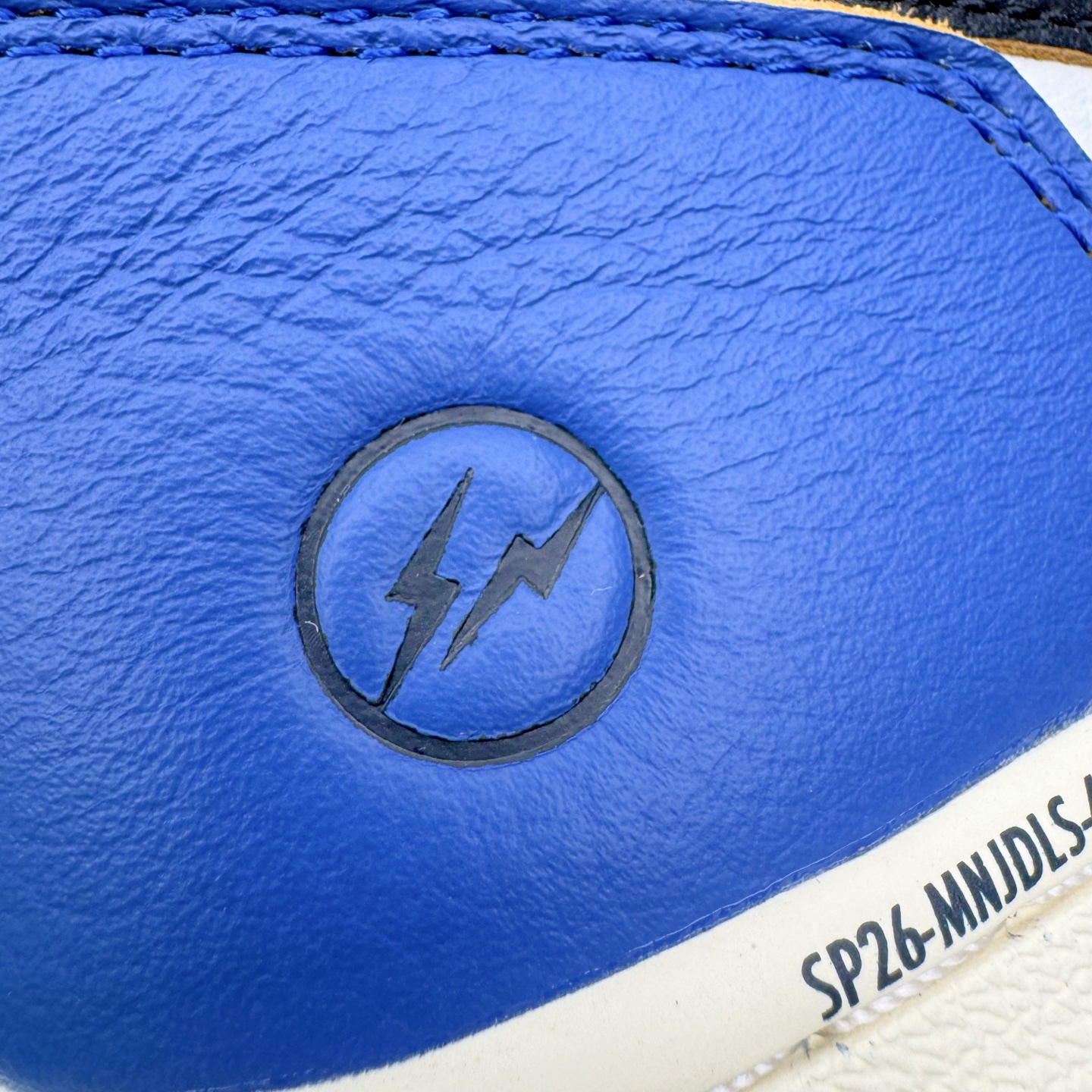 图片[20]-＃PK纯原 Union LA x Fragment Design x Air Jordan AJ1 Retro High NRG 三方联名四色拼接灰白蓝红 IO7847-002 圈内最强系列 高端零售特供批次 产品品控稳定性领先行业 各方面均可对飙L版 良心定价不杀猪 SZ原厂全套原楦原纸板冲刀磨具开发 原厂皮料加持 原厂港宝加持定型后跟R度完美 同源原厂电绣 飞翼针数密度立体效果一致 百分百一致原鞋 原厂拉帮工艺 针距密度一致 后跟弧度收口自然不对折 极致一眼正品既视感 进口玻璃冲刀皮料裁剪零毛边 全鞋电脑针车工艺 品控清洁度最高QC检验标准 免检产品 原厂订购鞋盒、鞋标、防尘纸、鞋撑、鞋带 追求极致的原厂味道 尺码：36 36.5 37.5 38 38.5 39 40 40.5 41 42 42.5 43 44 44.5 45 46 47.5-选品中心