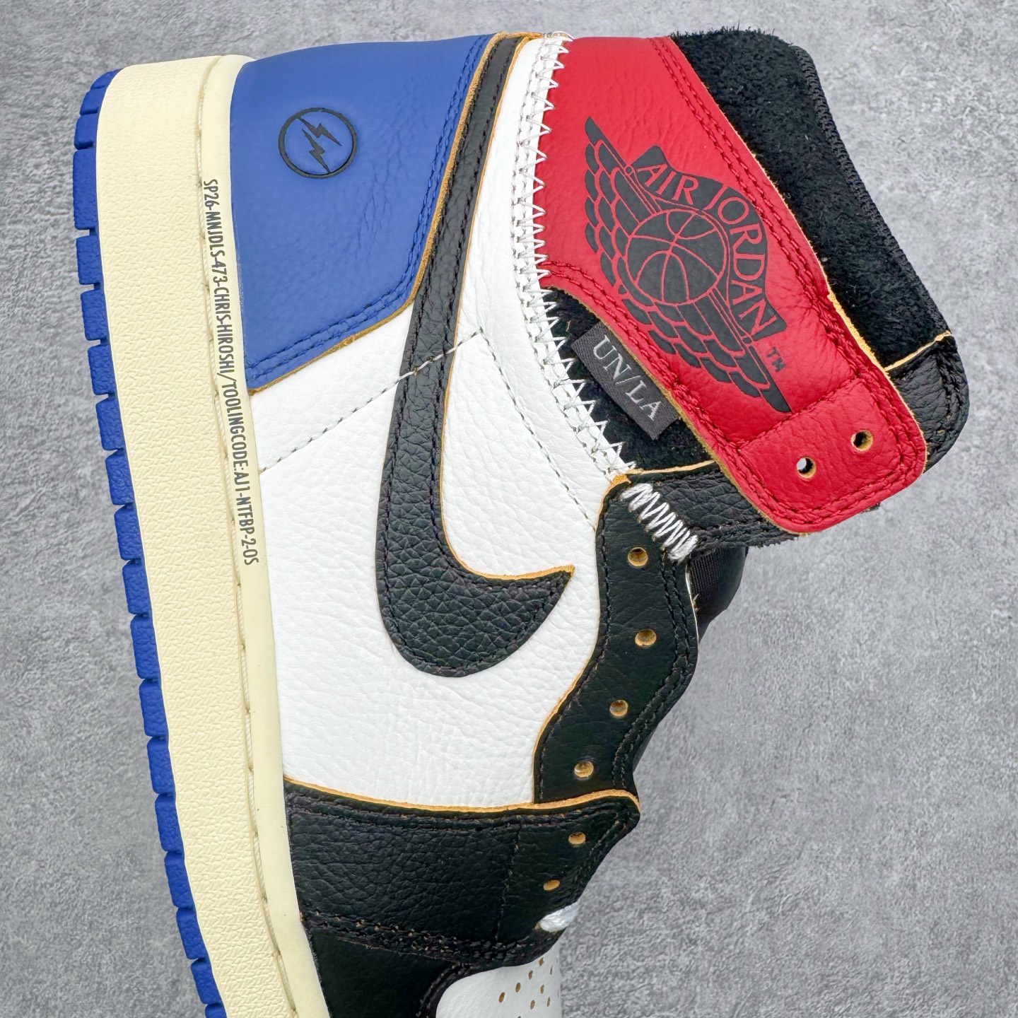 图片[6]-＃PK纯原 Union LA x Fragment Design x Air Jordan AJ1 Retro High NRG 三方联名四色拼接灰白蓝红 IO7847-002 圈内最强系列 高端零售特供批次 产品品控稳定性领先行业 各方面均可对飙L版 良心定价不杀猪 SZ原厂全套原楦原纸板冲刀磨具开发 原厂皮料加持 原厂港宝加持定型后跟R度完美 同源原厂电绣 飞翼针数密度立体效果一致 百分百一致原鞋 原厂拉帮工艺 针距密度一致 后跟弧度收口自然不对折 极致一眼正品既视感 进口玻璃冲刀皮料裁剪零毛边 全鞋电脑针车工艺 品控清洁度最高QC检验标准 免检产品 原厂订购鞋盒、鞋标、防尘纸、鞋撑、鞋带 追求极致的原厂味道 尺码：36 36.5 37.5 38 38.5 39 40 40.5 41 42 42.5 43 44 44.5 45 46 47.5-选品中心