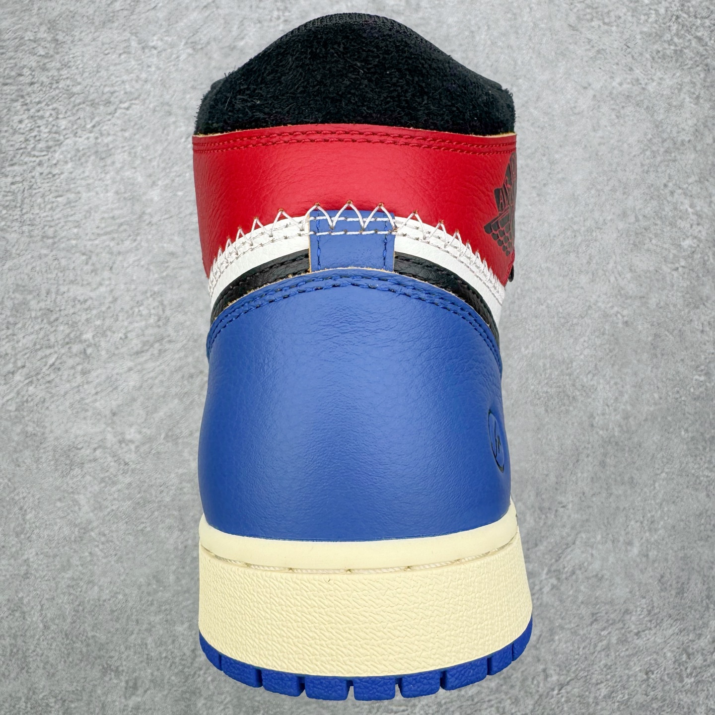 图片[8]-＃PK纯原 Union LA x Fragment Design x Air Jordan AJ1 Retro High NRG 三方联名四色拼接灰白蓝红 IO7847-002 圈内最强系列 高端零售特供批次 产品品控稳定性领先行业 各方面均可对飙L版 良心定价不杀猪 SZ原厂全套原楦原纸板冲刀磨具开发 原厂皮料加持 原厂港宝加持定型后跟R度完美 同源原厂电绣 飞翼针数密度立体效果一致 百分百一致原鞋 原厂拉帮工艺 针距密度一致 后跟弧度收口自然不对折 极致一眼正品既视感 进口玻璃冲刀皮料裁剪零毛边 全鞋电脑针车工艺 品控清洁度最高QC检验标准 免检产品 原厂订购鞋盒、鞋标、防尘纸、鞋撑、鞋带 追求极致的原厂味道 尺码：36 36.5 37.5 38 38.5 39 40 40.5 41 42 42.5 43 44 44.5 45 46 47.5-选品中心