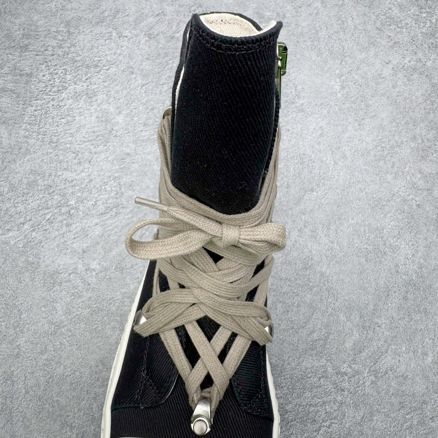 图片[5]-＃DG纯原 Rick Owens Drkshdw 瑞克·欧文斯尼龙罗缎高帮时尚运动板鞋 黑白 二级市场已经7K以上 平台客户随意卖四位数 RO广东原厂出品 纯原天花板 原版一比一复刻 冲正绝不翻车 还原度达到百分之98以上 原楦开发纸版版型 ZP拆解原版1：1复模裁片纸版 力求做到0错位 这样才能达到和zp一致的鞋型味道 采用进口cnc数控机床开发对版独家tpu奶香大底 区别于市场所有版本 zp同源全头层粒面小牛皮 达到和zp一致手感 原厂进口细纹布 万邦订购原厂高弹粉红色海绵 内里搭配软质细腻羊皮 TPU高密度大底 软硬度透光度高已经测试和原版一致 尺码：36 37 38 39 40 41 42 43 44 45 46-选品中心