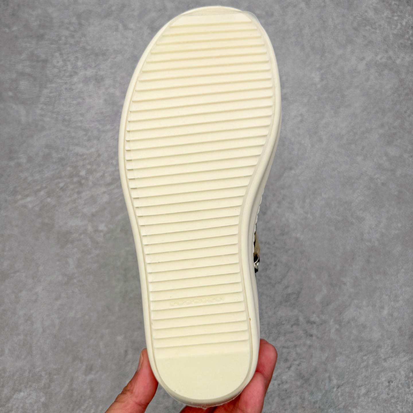 图片[9]-＃DG纯原 Rick Owens Drkshdw 瑞克·欧文斯尼龙罗缎高帮时尚运动板鞋 黑白 二级市场已经7K以上 平台客户随意卖四位数 RO广东原厂出品 纯原天花板 原版一比一复刻 冲正绝不翻车 还原度达到百分之98以上 原楦开发纸版版型 ZP拆解原版1：1复模裁片纸版 力求做到0错位 这样才能达到和zp一致的鞋型味道 采用进口cnc数控机床开发对版独家tpu奶香大底 区别于市场所有版本 zp同源全头层粒面小牛皮 达到和zp一致手感 原厂进口细纹布 万邦订购原厂高弹粉红色海绵 内里搭配软质细腻羊皮 TPU高密度大底 软硬度透光度高已经测试和原版一致 尺码：36 37 38 39 40 41 42 43 44 45 46-选品中心