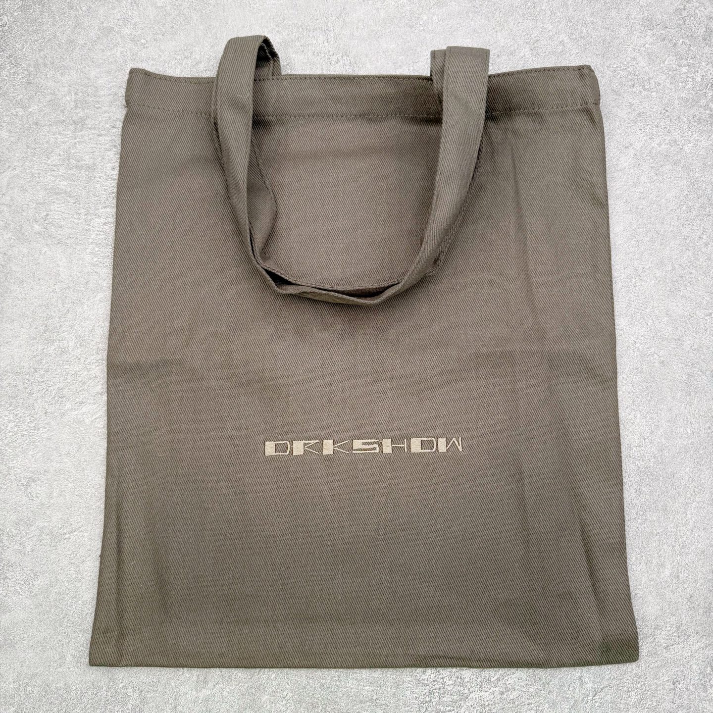 图片[11]-＃DG纯原 Rick Owens Drkshdw 瑞克·欧文斯尼龙罗缎高帮时尚运动板鞋 黑白 二级市场已经7K以上 平台客户随意卖四位数 RO广东原厂出品 纯原天花板 原版一比一复刻 冲正绝不翻车 还原度达到百分之98以上 原楦开发纸版版型 ZP拆解原版1：1复模裁片纸版 力求做到0错位 这样才能达到和zp一致的鞋型味道 采用进口cnc数控机床开发对版独家tpu奶香大底 区别于市场所有版本 zp同源全头层粒面小牛皮 达到和zp一致手感 原厂进口细纹布 万邦订购原厂高弹粉红色海绵 内里搭配软质细腻羊皮 TPU高密度大底 软硬度透光度高已经测试和原版一致 尺码：36 37 38 39 40 41 42 43 44 45 46-选品中心