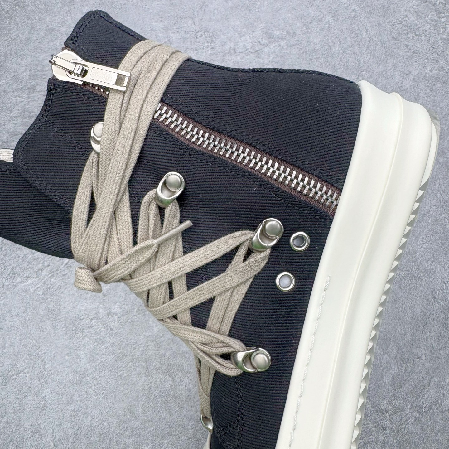 图片[7]-＃DG纯原 Rick Owens Drkshdw 瑞克·欧文斯尼龙罗缎高帮时尚运动板鞋 黑白 二级市场已经7K以上 平台客户随意卖四位数 RO广东原厂出品 纯原天花板 原版一比一复刻 冲正绝不翻车 还原度达到百分之98以上 原楦开发纸版版型 ZP拆解原版1：1复模裁片纸版 力求做到0错位 这样才能达到和zp一致的鞋型味道 采用进口cnc数控机床开发对版独家tpu奶香大底 区别于市场所有版本 zp同源全头层粒面小牛皮 达到和zp一致手感 原厂进口细纹布 万邦订购原厂高弹粉红色海绵 内里搭配软质细腻羊皮 TPU高密度大底 软硬度透光度高已经测试和原版一致 尺码：36 37 38 39 40 41 42 43 44 45 46-选品中心