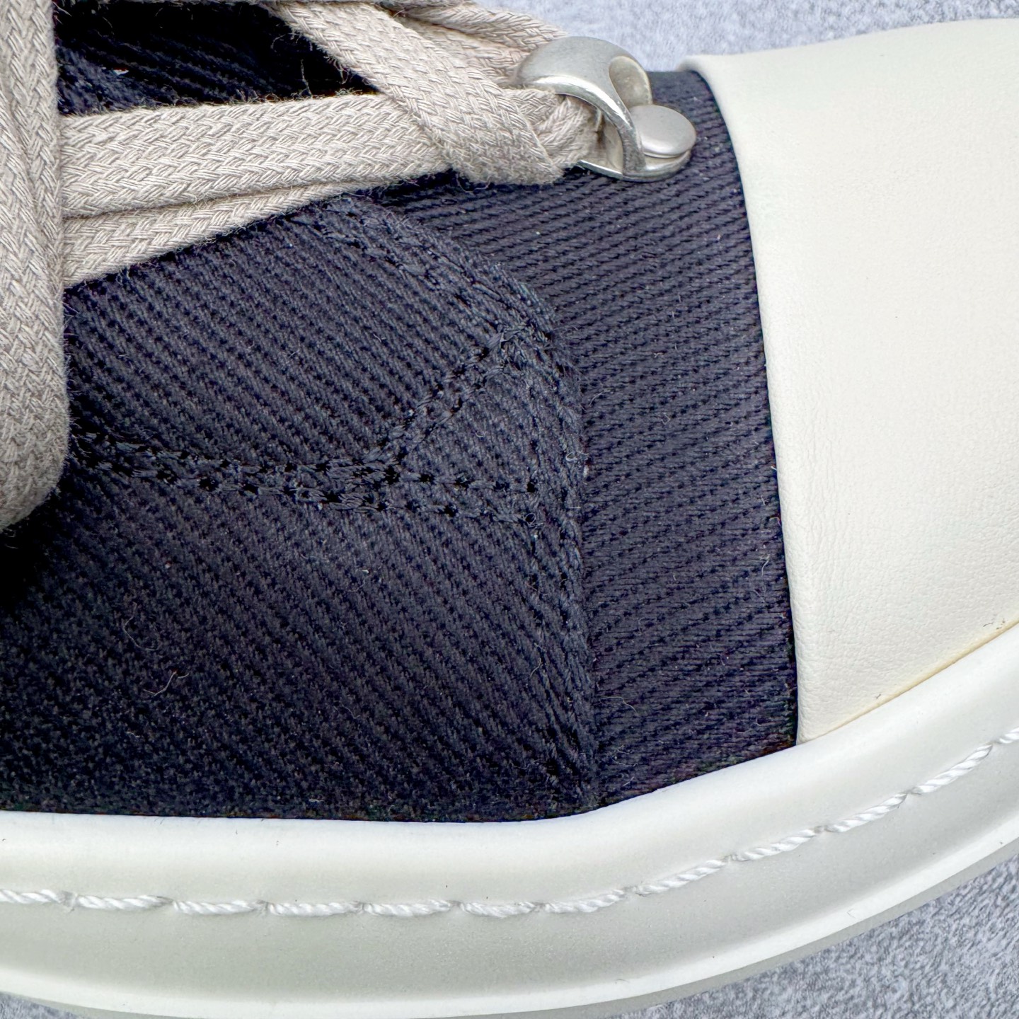 图片[18]-＃DG纯原 Rick Owens Drkshdw 瑞克·欧文斯尼龙罗缎高帮时尚运动板鞋 黑白 二级市场已经7K以上 平台客户随意卖四位数 RO广东原厂出品 纯原天花板 原版一比一复刻 冲正绝不翻车 还原度达到百分之98以上 原楦开发纸版版型 ZP拆解原版1：1复模裁片纸版 力求做到0错位 这样才能达到和zp一致的鞋型味道 采用进口cnc数控机床开发对版独家tpu奶香大底 区别于市场所有版本 zp同源全头层粒面小牛皮 达到和zp一致手感 原厂进口细纹布 万邦订购原厂高弹粉红色海绵 内里搭配软质细腻羊皮 TPU高密度大底 软硬度透光度高已经测试和原版一致 尺码：36 37 38 39 40 41 42 43 44 45 46-选品中心