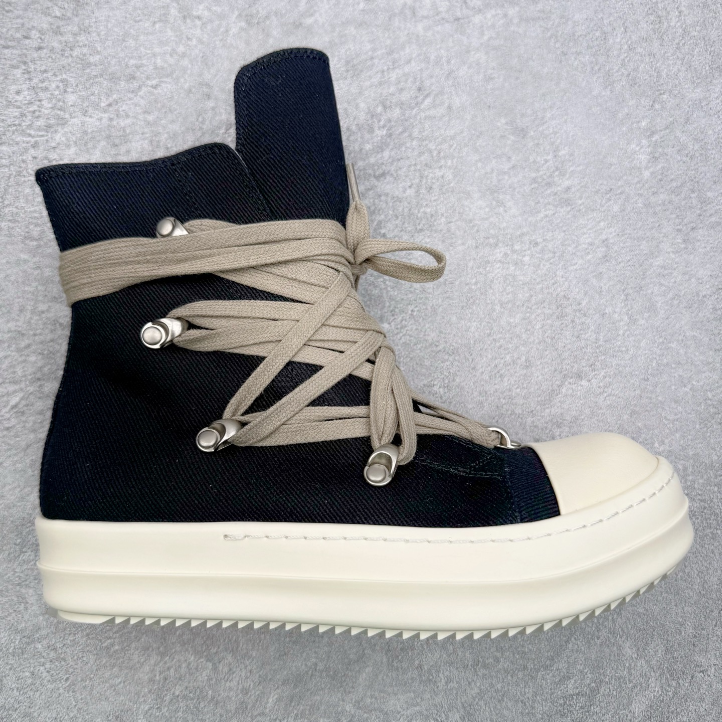 ＃DG纯原 Rick Owens Drkshdw 瑞克·欧文斯尼龙罗缎高帮时尚运动板鞋 黑白 二级市场已经7K以上 平台客户随意卖四位数 RO广东原厂出品 纯原天花板 原版一比一复刻 冲正绝不翻车 还原度达到百分之98以上 原楦开发纸版版型 ZP拆解原版1：1复模裁片纸版 力求做到0错位 这样才能达到和zp一致的鞋型味道 采用进口cnc数控机床开发对版独家tpu奶香大底 区别于市场所有版本 zp同源全头层粒面小牛皮 达到和zp一致手感 原厂进口细纹布 万邦订购原厂高弹粉红色海绵 内里搭配软质细腻羊皮 TPU高密度大底 软硬度透光度高已经测试和原版一致 尺码：36 37 38 39 40 41 42 43 44 45 46-选品中心