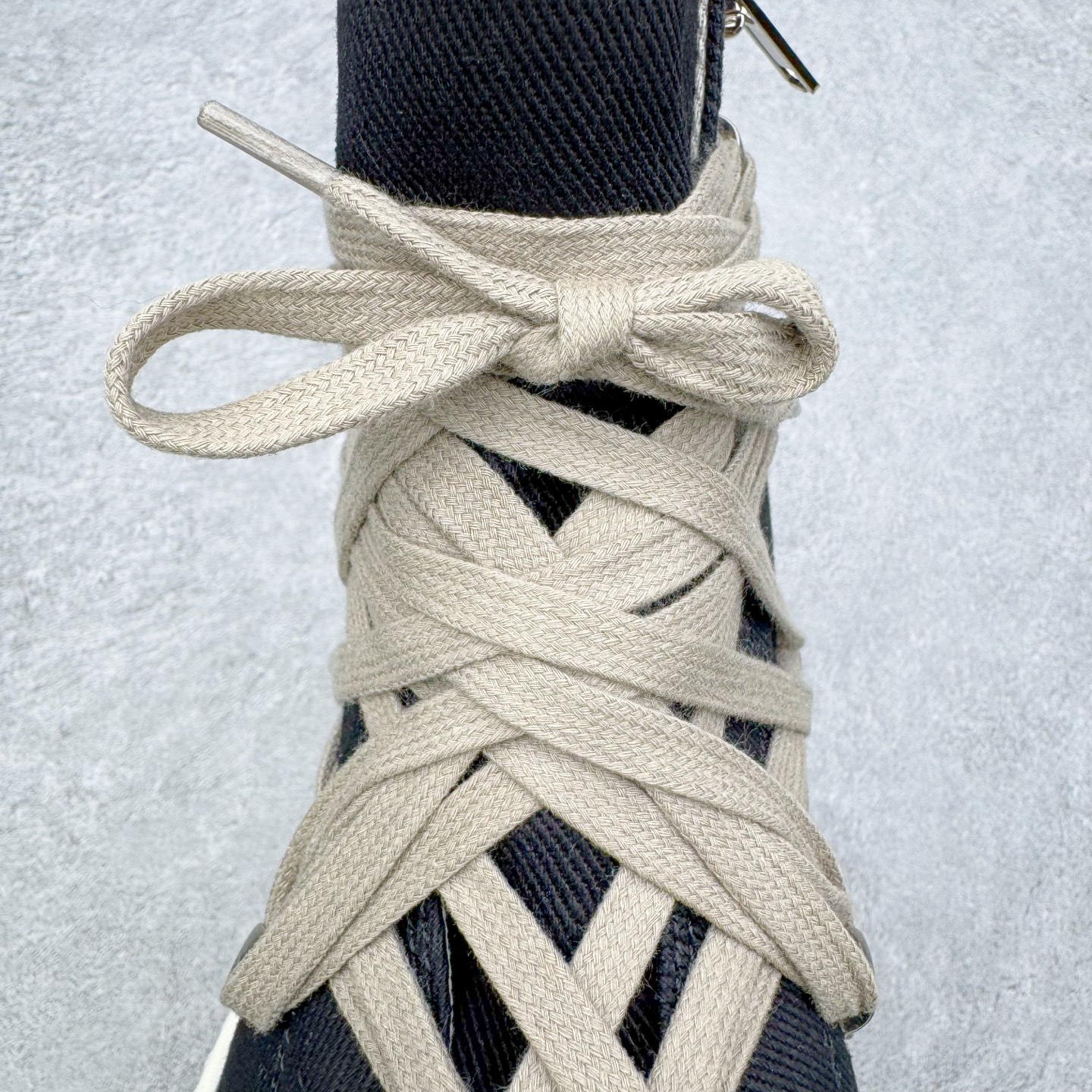 图片[16]-＃DG纯原 Rick Owens Drkshdw 瑞克·欧文斯尼龙罗缎高帮时尚运动板鞋 黑白 二级市场已经7K以上 平台客户随意卖四位数 RO广东原厂出品 纯原天花板 原版一比一复刻 冲正绝不翻车 还原度达到百分之98以上 原楦开发纸版版型 ZP拆解原版1：1复模裁片纸版 力求做到0错位 这样才能达到和zp一致的鞋型味道 采用进口cnc数控机床开发对版独家tpu奶香大底 区别于市场所有版本 zp同源全头层粒面小牛皮 达到和zp一致手感 原厂进口细纹布 万邦订购原厂高弹粉红色海绵 内里搭配软质细腻羊皮 TPU高密度大底 软硬度透光度高已经测试和原版一致 尺码：36 37 38 39 40 41 42 43 44 45 46-选品中心