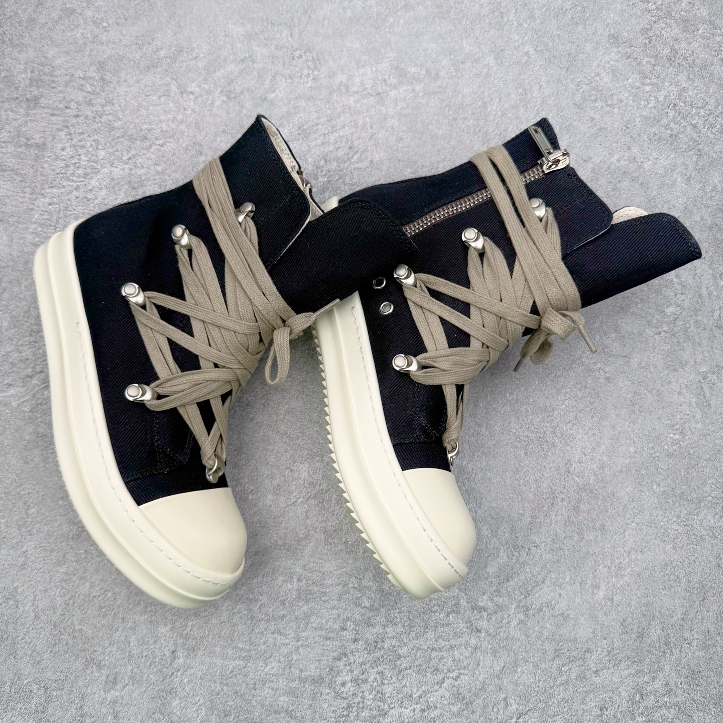 图片[3]-＃DG纯原 Rick Owens Drkshdw 瑞克·欧文斯尼龙罗缎高帮时尚运动板鞋 黑白 二级市场已经7K以上 平台客户随意卖四位数 RO广东原厂出品 纯原天花板 原版一比一复刻 冲正绝不翻车 还原度达到百分之98以上 原楦开发纸版版型 ZP拆解原版1：1复模裁片纸版 力求做到0错位 这样才能达到和zp一致的鞋型味道 采用进口cnc数控机床开发对版独家tpu奶香大底 区别于市场所有版本 zp同源全头层粒面小牛皮 达到和zp一致手感 原厂进口细纹布 万邦订购原厂高弹粉红色海绵 内里搭配软质细腻羊皮 TPU高密度大底 软硬度透光度高已经测试和原版一致 尺码：36 37 38 39 40 41 42 43 44 45 46-选品中心