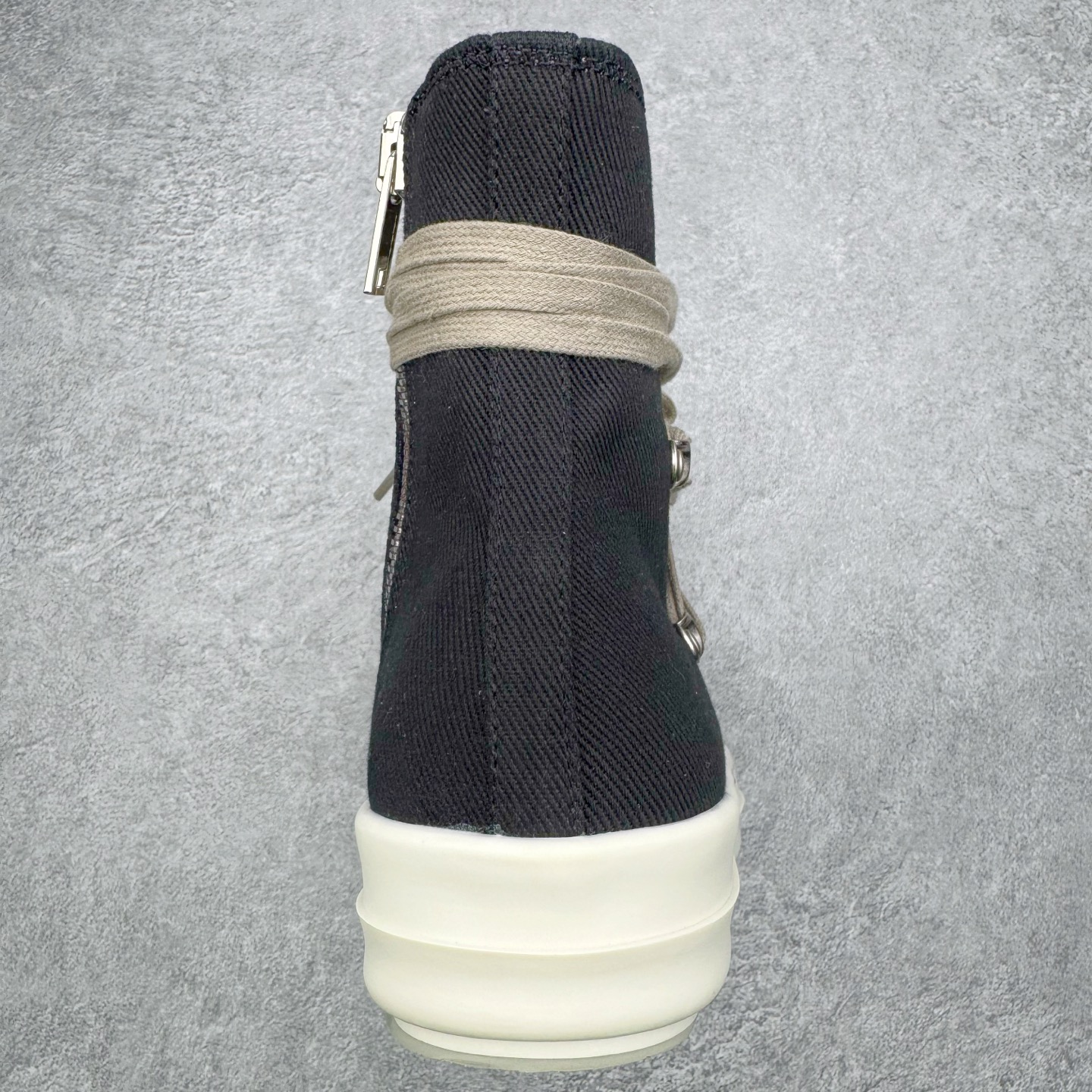 图片[8]-＃DG纯原 Rick Owens Drkshdw 瑞克·欧文斯尼龙罗缎高帮时尚运动板鞋 黑白 二级市场已经7K以上 平台客户随意卖四位数 RO广东原厂出品 纯原天花板 原版一比一复刻 冲正绝不翻车 还原度达到百分之98以上 原楦开发纸版版型 ZP拆解原版1：1复模裁片纸版 力求做到0错位 这样才能达到和zp一致的鞋型味道 采用进口cnc数控机床开发对版独家tpu奶香大底 区别于市场所有版本 zp同源全头层粒面小牛皮 达到和zp一致手感 原厂进口细纹布 万邦订购原厂高弹粉红色海绵 内里搭配软质细腻羊皮 TPU高密度大底 软硬度透光度高已经测试和原版一致 尺码：36 37 38 39 40 41 42 43 44 45 46-选品中心