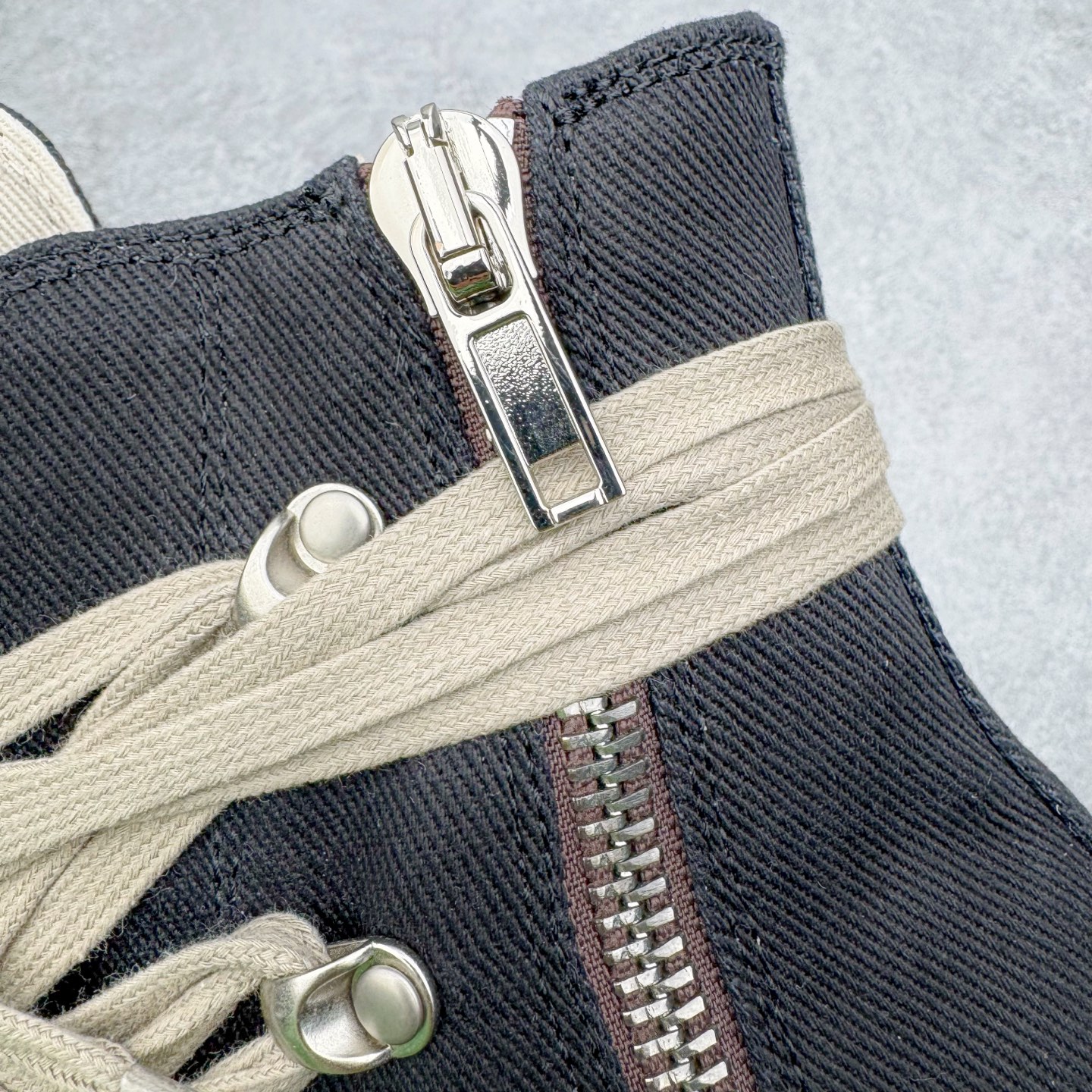 图片[15]-＃DG纯原 Rick Owens Drkshdw 瑞克·欧文斯尼龙罗缎高帮时尚运动板鞋 黑白 二级市场已经7K以上 平台客户随意卖四位数 RO广东原厂出品 纯原天花板 原版一比一复刻 冲正绝不翻车 还原度达到百分之98以上 原楦开发纸版版型 ZP拆解原版1：1复模裁片纸版 力求做到0错位 这样才能达到和zp一致的鞋型味道 采用进口cnc数控机床开发对版独家tpu奶香大底 区别于市场所有版本 zp同源全头层粒面小牛皮 达到和zp一致手感 原厂进口细纹布 万邦订购原厂高弹粉红色海绵 内里搭配软质细腻羊皮 TPU高密度大底 软硬度透光度高已经测试和原版一致 尺码：36 37 38 39 40 41 42 43 44 45 46-选品中心