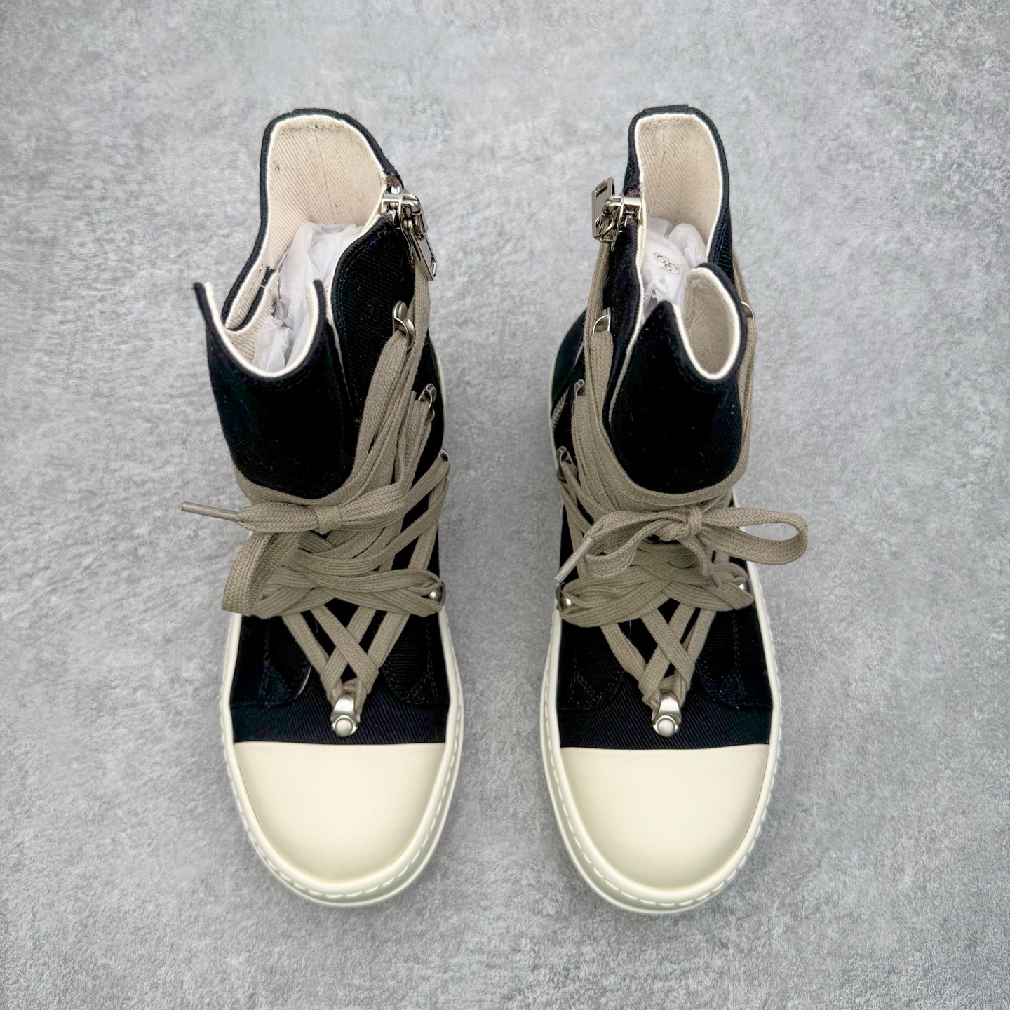 图片[2]-＃DG纯原 Rick Owens Drkshdw 瑞克·欧文斯尼龙罗缎高帮时尚运动板鞋 黑白 二级市场已经7K以上 平台客户随意卖四位数 RO广东原厂出品 纯原天花板 原版一比一复刻 冲正绝不翻车 还原度达到百分之98以上 原楦开发纸版版型 ZP拆解原版1：1复模裁片纸版 力求做到0错位 这样才能达到和zp一致的鞋型味道 采用进口cnc数控机床开发对版独家tpu奶香大底 区别于市场所有版本 zp同源全头层粒面小牛皮 达到和zp一致手感 原厂进口细纹布 万邦订购原厂高弹粉红色海绵 内里搭配软质细腻羊皮 TPU高密度大底 软硬度透光度高已经测试和原版一致 尺码：36 37 38 39 40 41 42 43 44 45 46-选品中心